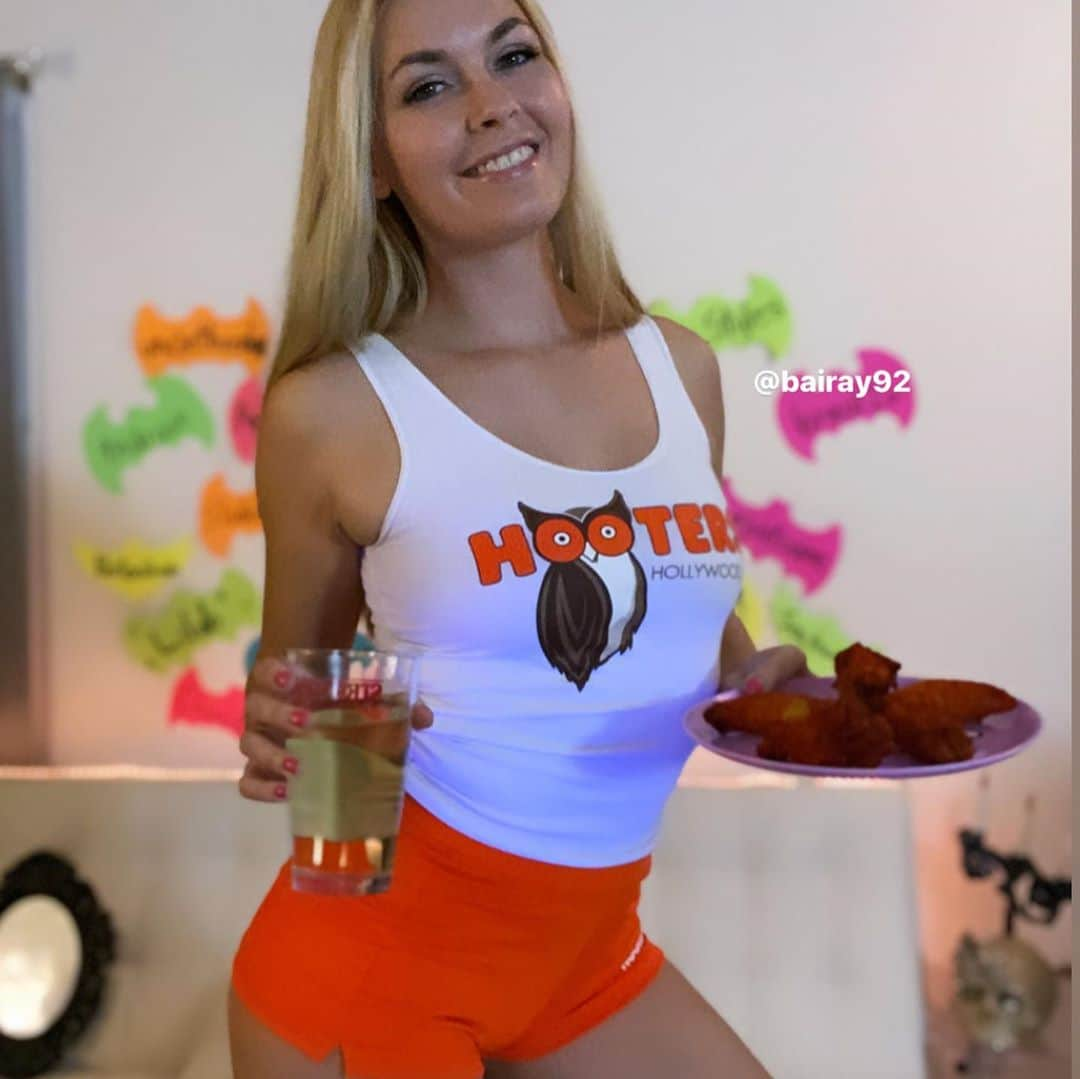 Bailey Rayneのインスタグラム：「October is my annual rank month on cam because of my birthday but October also means costumes, costumes, costumes! I’m so excited for all of my upcoming spooky Halloween themed shows 🎃👻😈 #hooters #halloween #spookyseason」