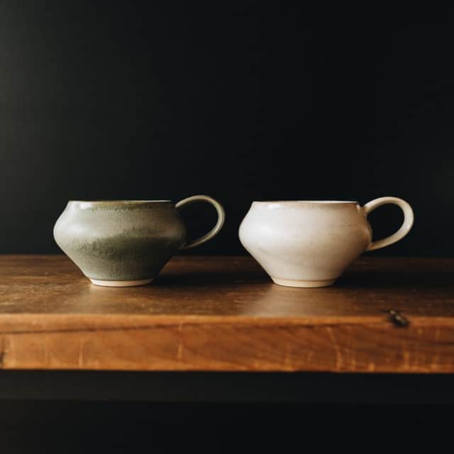 のインスタグラム：「. ＼キナリノモール／イロドリ｜コーヒーのためのカップ . －－－－－－－－－ 香りを楽しむコーヒーカップ . 外から帰って家に入ると、コーヒーの香りが漂っている。 なんとも言えない幸せな気持ちになります。 この香りをもっと楽しみたい...と考えて生み出したのがこのカップ。 コーヒーや紅茶の香りが大好きな方におすすめです。 スタッキングもできて毎日活躍してくれそうですよ♪ 落ち着いたマットのホワイトとグリーンの2色をご用意しました＊ . －－－－－－－－－ https://kinarino-mall.jp/item-56485 . . ▶画像をタップすると詳細情報をご覧いただけます。 . ▶プロフィールの「インスタ掲載」ボタンから、ご紹介商品をまとめてご覧いただけます。→@kinarino_official . ▶キナリノアプリでも販売中！ 「お買いもの」→「インスタグラム掲載アイテム」 　 ※ダウンロードはプロフィールリンクから→@kinarino_official . . #キナリノモール #キナリノ #丁寧な暮らし #暮らし #マグカップ #コーヒーカップ #マグ #おやつ #器 #コーヒー #香り #食卓 #おうちカフェ #お家カフェ #イロドリ #coffee #coffeecup #CUP #mugcup #cafe #table #instagood .」