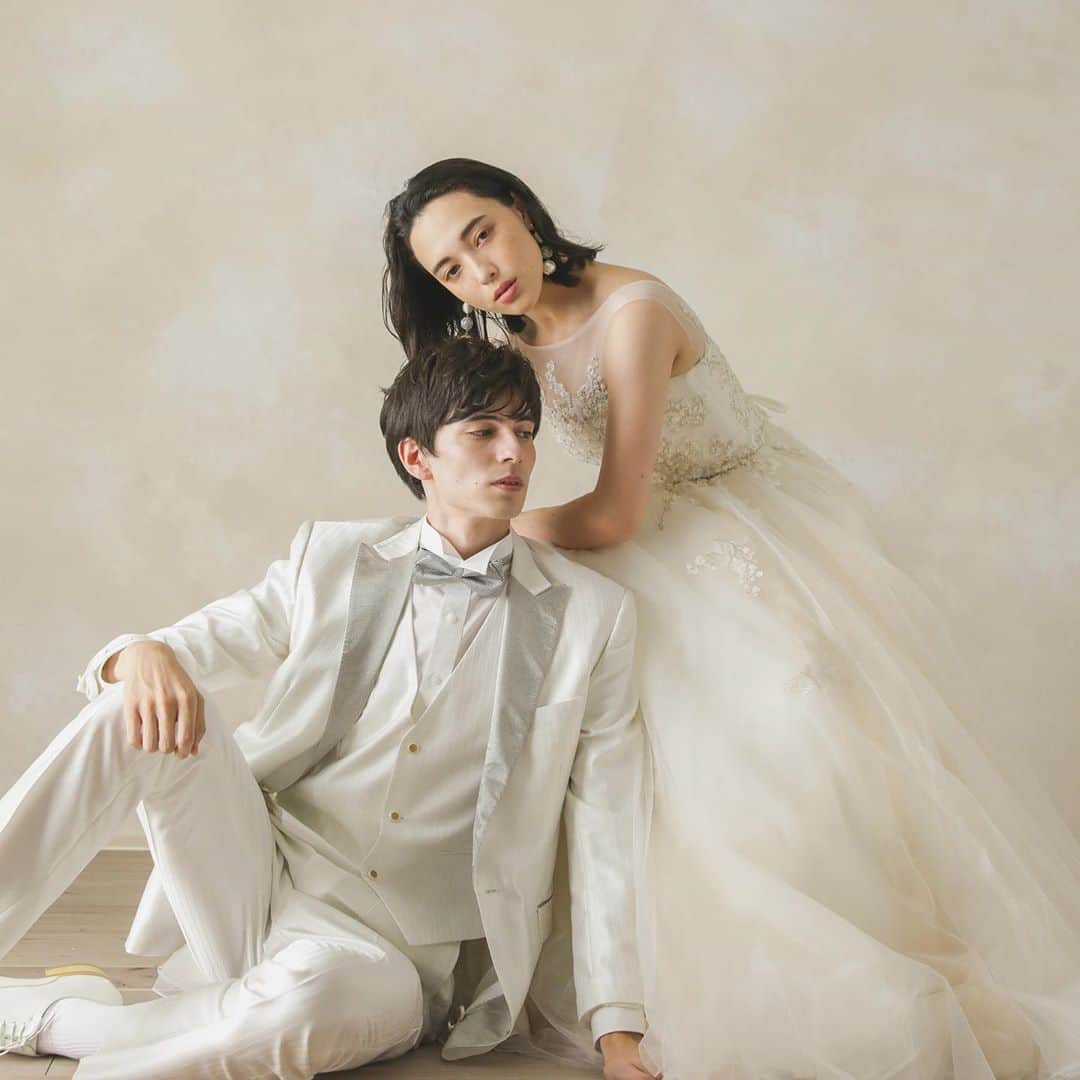 CLAIREのインスタグラム：「シンプルでも、ポージング次第でとってもcoolに✨ ・ @clairebridalstudio @claire.aichitogo」