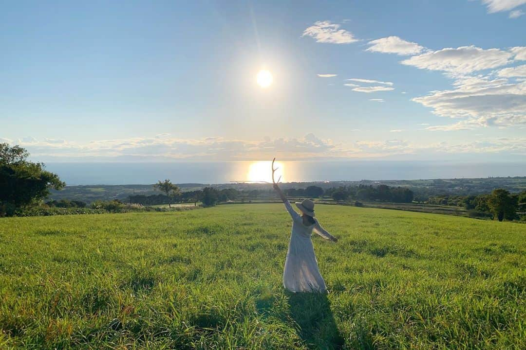 樋口智恵子のインスタグラム：「Beautiful sunset from my little farm🌿☀️ . . . . 今年は北海道のファームハウスで山籠りする時間が長いです🌿ここに居ると大自然からパワーをもらい癒され、前向きな気持ちに🌿✨ . 昨日は鹿のツノ片手に敷地の上の方までハイキング🦌夕日が綺麗でした☀️ . . . . #socialdistancing #hokkaido #farmhouse #sunset #北海道 #山籠り #ファームハウス #サンセット #お散歩 #シルバーウィーク」