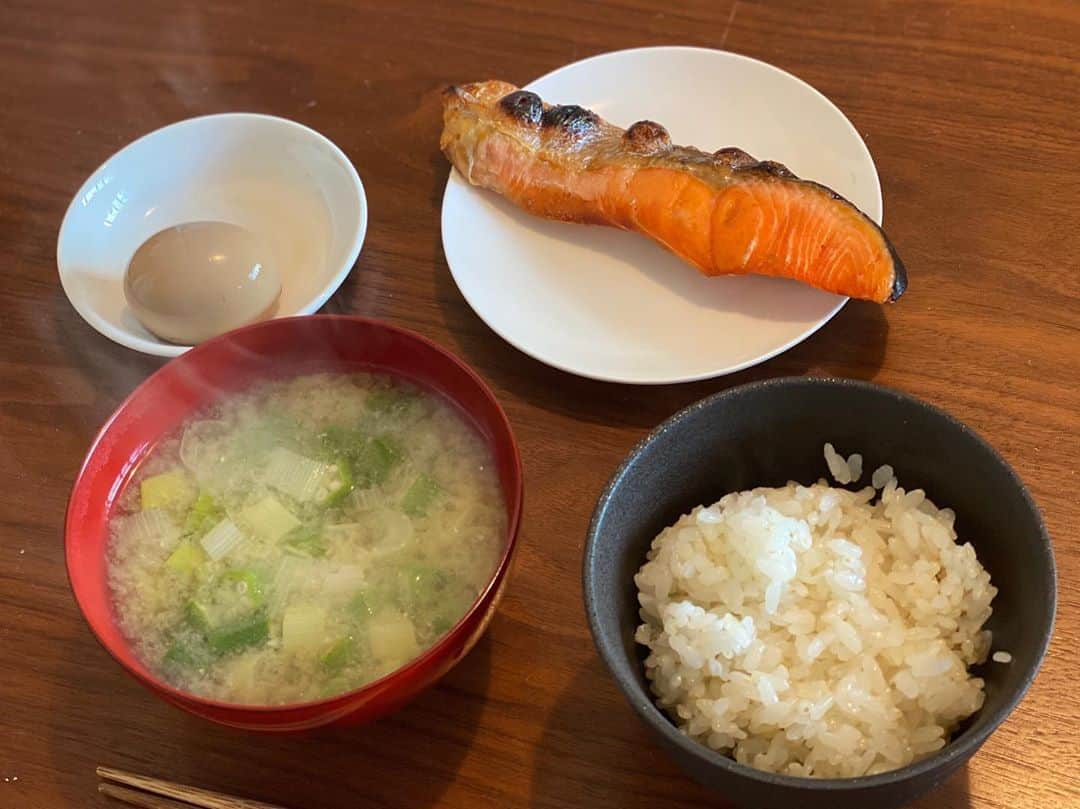 内田朝陽さんのインスタグラム写真 - (内田朝陽Instagram)「朝陽飯 ・ シンプルに少し贅沢な朝定食 塩しゃけは北海道の根室産 味噌汁は無添加の麦味噌 お米は岐阜産「龍の瞳」七分つき ・ トレーニングをし始めてから、朝食にはエネルギー効率の良くなる鮭を良く食べます。 色々な鮭を食べてみるのが美味しく楽しい。 年末は塩引き鮭をとりよせよう。 麦味噌は祖母の味なので熊本の朝御飯を思い出します。 大粒のお米「龍の瞳」は、さっぱりしていて美味しく、粒が大きいので歯に気持ち良い。 ・ #japanesefood #japan #日本食　#鮭 #鮭定食 #麦味噌　#龍の瞳 #手料理　#あさひめし　#アサヒ飯 #あさごはん #朝御飯 #シンプル　#北海道　#根室産　#和食」9月22日 10時05分 - asahi_uchida