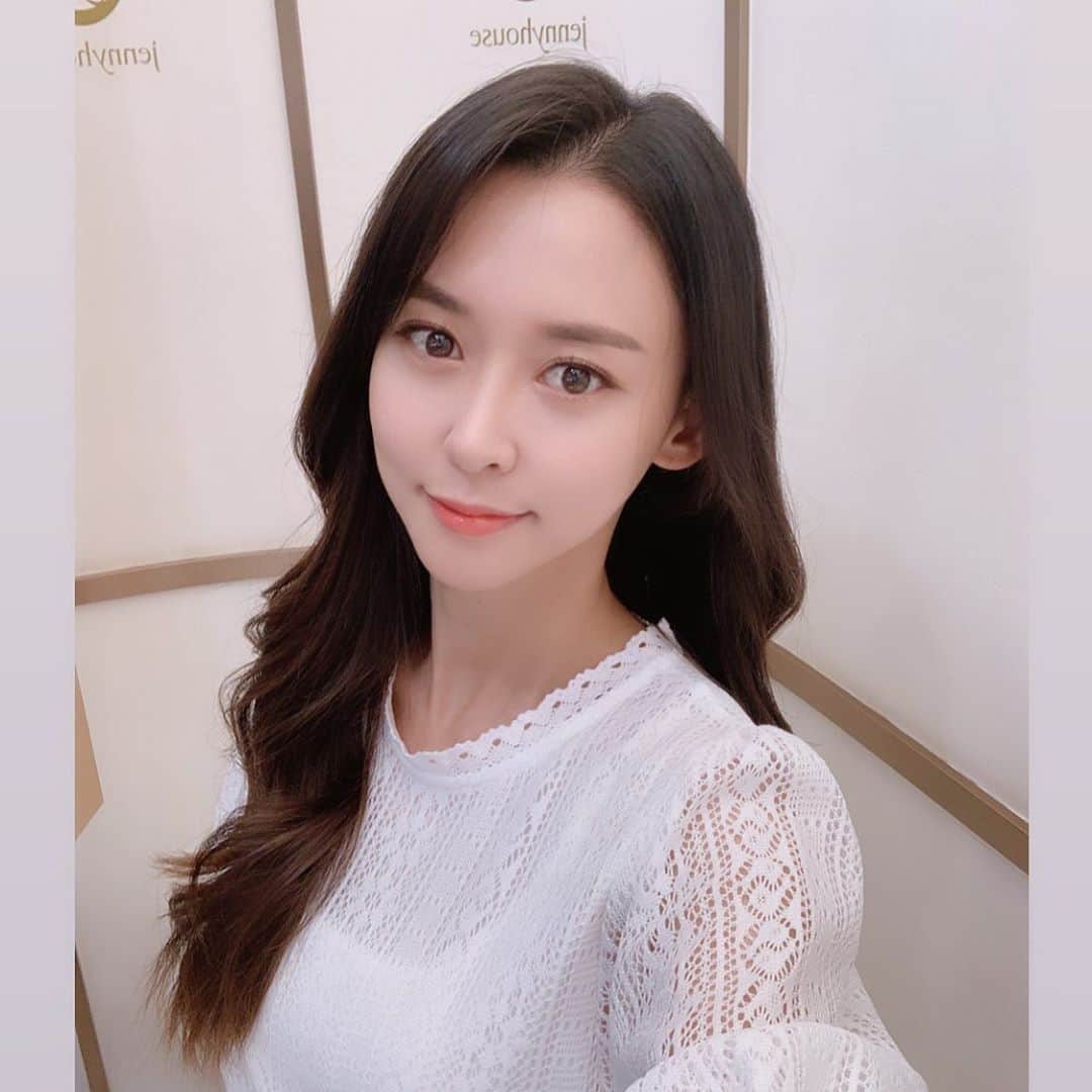 ホ・ヨンジュ のインスタグラム：「@_minyoung__ @jennyhouse_yeji ❤️ 오늘 날씨 청량 그 자체 ☁️ 촬영하기 좋은 날!」