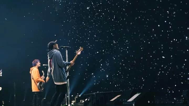 WANIMAのインスタグラム：「遂に本日19時‼︎﻿ ﻿ 「COMINATCHA!! TOUR FINAL」﻿ ﻿ ZOZOマリンスタジアムから生中継!!﻿ ﻿ ライブビューイング＆ライブ配信にて全国の皆さんと開催します!!﻿ ﻿ 初の配信ライブ!!﻿ 今回は画面を通じてになりますが﻿ WANIMAの音楽を皆さんの元へお届けします‼︎﻿ ﻿ お好きな場所で開催いただけるライブ配信のチケットはまだまだ発売中‼︎‼︎﻿ ﻿ 普段ライブに足を運ばない方々もこの機会に是非WANIMAのライブへ‼︎」