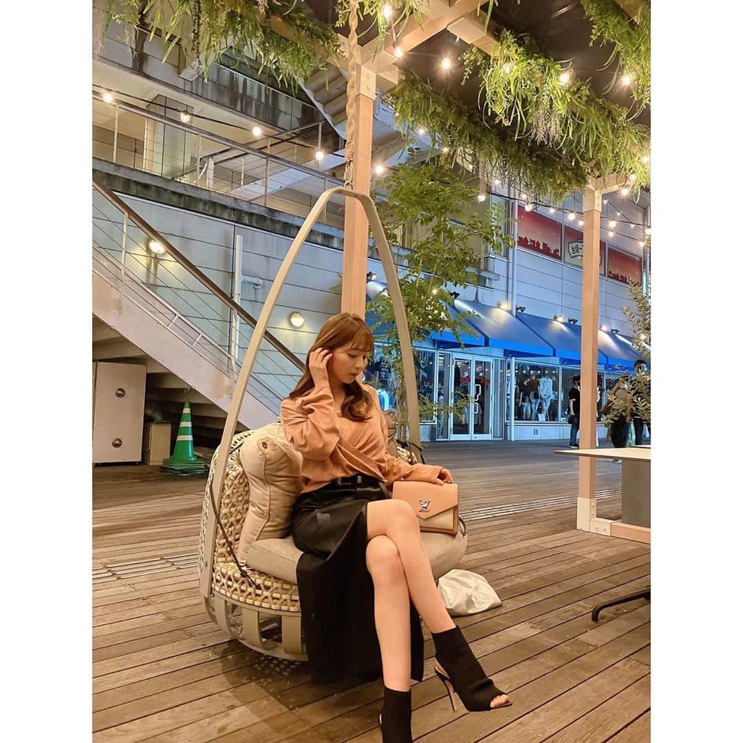 堀尾実咲のインスタグラム：「🐰🖤💖  #tops  @drwcys_official  #inner @deicy_official  #skirt @darich_official  #shoes @darich_official   #fashion #cordinate #drwcys #deicy #darich #portrait #autumn #秋服 #秋コーデ」