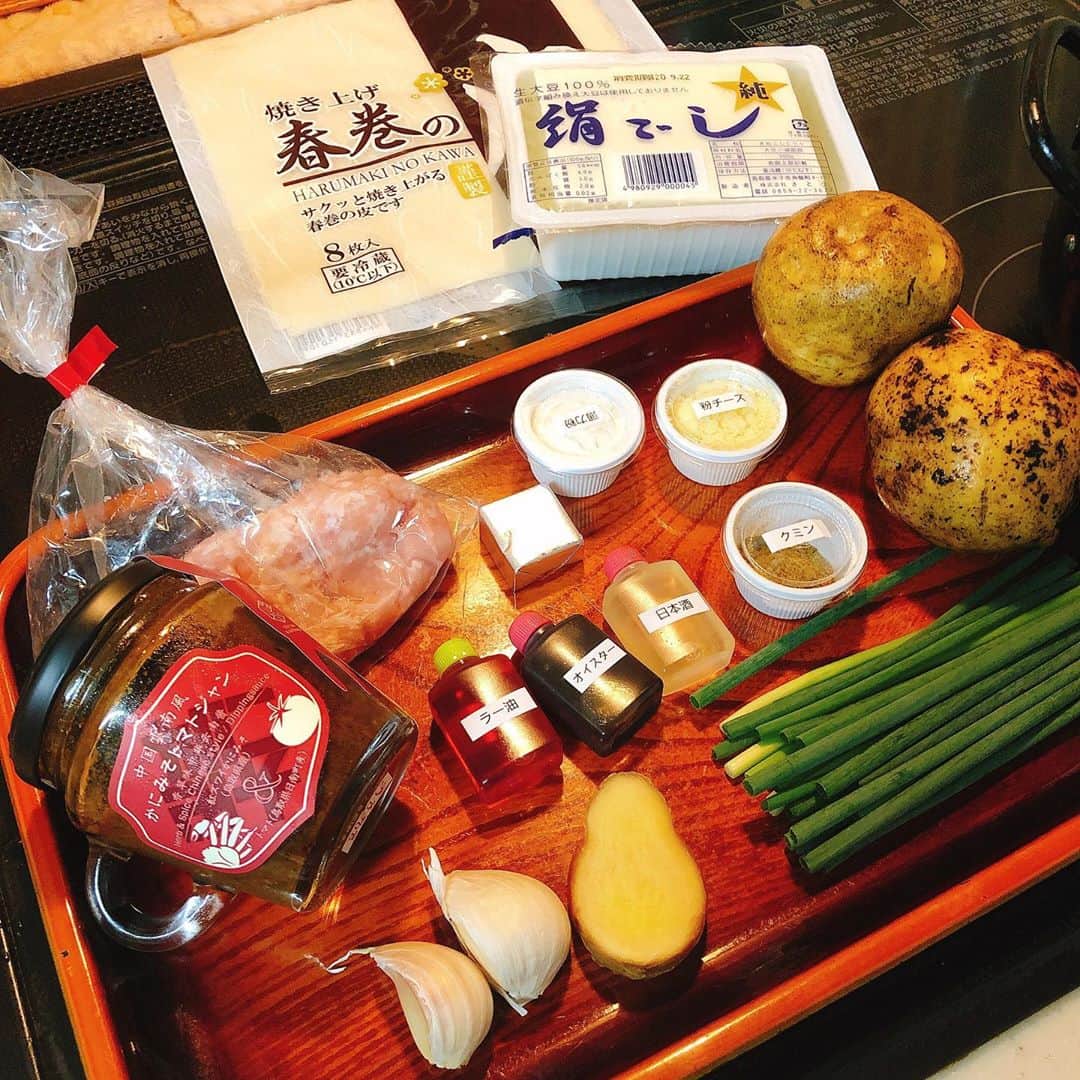 うえむらちかさんのインスタグラム写真 - (うえむらちかInstagram)「zoomを使ったオンラインお料理教室で﻿ 中華の名店「南三」の水岡シェフに教わりながら麻婆丼と春巻きに挑戦🍳﻿ ﻿ 使ったのは﻿  #かにみそトマトジャン  ﻿ 鳥取県産の紅ズワイガニ100%の﻿ かにみそ✖️トマト✖️スパイス✖️クラフトビールを掛け合わせた﻿ 新しい調味料🧂﻿ ﻿ ちょっと辛くて濃厚な味わい﻿ 蟹の風味が料理を引き立ててくれました✌️﻿ ﻿ ﻿ 🦀かにみそトマトジャンマーボー豆腐ご飯﻿ ・材料﻿ 絹ごし豆腐1丁﻿ 鳥ひき肉80g(ももひき肉あればなおよし)﻿ ニンニクみじんきり5g(チューブでも可)﻿ 生姜みじんきり5g(チューブでも可)﻿ 万能ネギ小口切り10g﻿ 日本酒小匙2﻿ オイスターソース5ー7g﻿ カニミソトマトジャン50g﻿ 油小匙2(サラダ油で構いません)﻿ ラー油小匙2﻿ クミン(パウダー)少々﻿ お米一膳分固めに炊いておく﻿ ﻿ ・作り方﻿ 1.絹ごし豆腐はお皿にのせてラップして600wのレンジで3分加熱する。でできた水分はすてる。﻿ ﻿ 2.フライパンに油小匙2を入れて、ニンニク生姜を炒める。鳥ひき肉を加えて炒める、炒まったら日本酒を加えさらに絹ごし豆腐を入れて豆腐を崩しながら水分を飛ばすように炒める。﻿ ﻿ 3.カニミソトマトジャンとオイスターソースを入れて仕上げにラー油を加える。﻿ お皿にご飯をよそって、マーボー豆腐をかけて万能ネギとクミンをちらす。﻿ ﻿ ﻿ 🦀かにみそトマトジャガ春巻き﻿ ・材料﻿ じゃがいも二個(合わせて250gくらい)﻿ 加熱後200g使用﻿ カニミソトマトジャン30g﻿ バター5g﻿ 粉チーズ5g﻿ 春巻きの皮﻿ 薄力粉少々﻿ ﻿ ・作り方﻿ 1.じゃがいもを洗って皮付きのままラップして﻿ 600wで6分間加熱する。﻿ ﻿ 2.熱いうちに皮をむいてビニール袋に入れて﻿ カニミソトマトジャン、バター、粉チーズを加えてモミモミして潰す。空気を抜いて平らにして冷蔵庫に入れて粗熱をとる。﻿ ﻿ 3.薄力粉を少量の水で溶いてのり状にしておく﻿ 。アンが冷めたら、春巻きの皮で包み、のりでとめる。﻿ 春巻きを揚げる。150度の油から揚げ始めて徐々に温度をあげてとりだす。﻿  ﻿ ﻿ 麻婆丼はピリ辛で美味しいし﻿ 春巻きはさっくさく♪﻿ ﻿ おうちで簡単本格中華が作れるなんて﻿ 久しぶりに揚げ物したけど﻿ 楽しかった〜🤤﻿ ﻿ ﻿ #鳥取門永 #鳥取県 #境港﻿ #南三 #麻婆丼 #春巻き #料理﻿ #かにみそトマトジャン_pr﻿ #かにみそトマトジャン﻿ #海の恵みを真ん中に﻿ #うえむらちかのおうちごはん﻿」9月22日 10時26分 - uemurachika