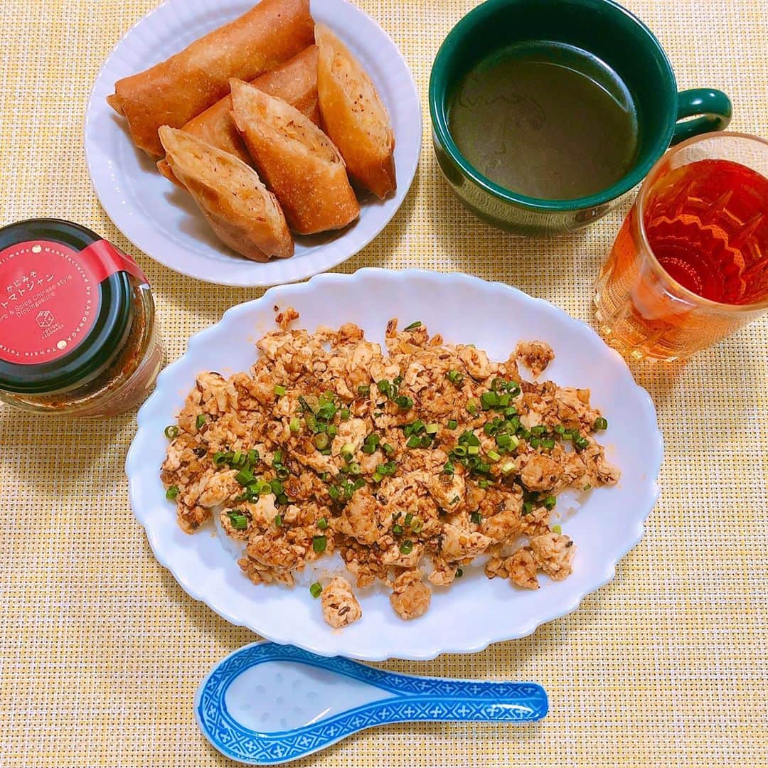 うえむらちかさんのインスタグラム写真 - (うえむらちかInstagram)「zoomを使ったオンラインお料理教室で﻿ 中華の名店「南三」の水岡シェフに教わりながら麻婆丼と春巻きに挑戦🍳﻿ ﻿ 使ったのは﻿  #かにみそトマトジャン  ﻿ 鳥取県産の紅ズワイガニ100%の﻿ かにみそ✖️トマト✖️スパイス✖️クラフトビールを掛け合わせた﻿ 新しい調味料🧂﻿ ﻿ ちょっと辛くて濃厚な味わい﻿ 蟹の風味が料理を引き立ててくれました✌️﻿ ﻿ ﻿ 🦀かにみそトマトジャンマーボー豆腐ご飯﻿ ・材料﻿ 絹ごし豆腐1丁﻿ 鳥ひき肉80g(ももひき肉あればなおよし)﻿ ニンニクみじんきり5g(チューブでも可)﻿ 生姜みじんきり5g(チューブでも可)﻿ 万能ネギ小口切り10g﻿ 日本酒小匙2﻿ オイスターソース5ー7g﻿ カニミソトマトジャン50g﻿ 油小匙2(サラダ油で構いません)﻿ ラー油小匙2﻿ クミン(パウダー)少々﻿ お米一膳分固めに炊いておく﻿ ﻿ ・作り方﻿ 1.絹ごし豆腐はお皿にのせてラップして600wのレンジで3分加熱する。でできた水分はすてる。﻿ ﻿ 2.フライパンに油小匙2を入れて、ニンニク生姜を炒める。鳥ひき肉を加えて炒める、炒まったら日本酒を加えさらに絹ごし豆腐を入れて豆腐を崩しながら水分を飛ばすように炒める。﻿ ﻿ 3.カニミソトマトジャンとオイスターソースを入れて仕上げにラー油を加える。﻿ お皿にご飯をよそって、マーボー豆腐をかけて万能ネギとクミンをちらす。﻿ ﻿ ﻿ 🦀かにみそトマトジャガ春巻き﻿ ・材料﻿ じゃがいも二個(合わせて250gくらい)﻿ 加熱後200g使用﻿ カニミソトマトジャン30g﻿ バター5g﻿ 粉チーズ5g﻿ 春巻きの皮﻿ 薄力粉少々﻿ ﻿ ・作り方﻿ 1.じゃがいもを洗って皮付きのままラップして﻿ 600wで6分間加熱する。﻿ ﻿ 2.熱いうちに皮をむいてビニール袋に入れて﻿ カニミソトマトジャン、バター、粉チーズを加えてモミモミして潰す。空気を抜いて平らにして冷蔵庫に入れて粗熱をとる。﻿ ﻿ 3.薄力粉を少量の水で溶いてのり状にしておく﻿ 。アンが冷めたら、春巻きの皮で包み、のりでとめる。﻿ 春巻きを揚げる。150度の油から揚げ始めて徐々に温度をあげてとりだす。﻿  ﻿ ﻿ 麻婆丼はピリ辛で美味しいし﻿ 春巻きはさっくさく♪﻿ ﻿ おうちで簡単本格中華が作れるなんて﻿ 久しぶりに揚げ物したけど﻿ 楽しかった〜🤤﻿ ﻿ ﻿ #鳥取門永 #鳥取県 #境港﻿ #南三 #麻婆丼 #春巻き #料理﻿ #かにみそトマトジャン_pr﻿ #かにみそトマトジャン﻿ #海の恵みを真ん中に﻿ #うえむらちかのおうちごはん﻿」9月22日 10時26分 - uemurachika
