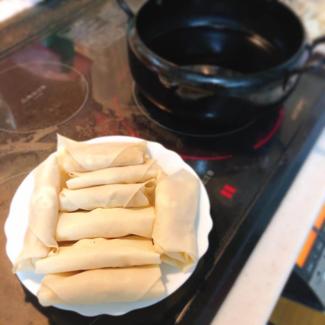 うえむらちかさんのインスタグラム写真 - (うえむらちかInstagram)「zoomを使ったオンラインお料理教室で﻿ 中華の名店「南三」の水岡シェフに教わりながら麻婆丼と春巻きに挑戦🍳﻿ ﻿ 使ったのは﻿  #かにみそトマトジャン  ﻿ 鳥取県産の紅ズワイガニ100%の﻿ かにみそ✖️トマト✖️スパイス✖️クラフトビールを掛け合わせた﻿ 新しい調味料🧂﻿ ﻿ ちょっと辛くて濃厚な味わい﻿ 蟹の風味が料理を引き立ててくれました✌️﻿ ﻿ ﻿ 🦀かにみそトマトジャンマーボー豆腐ご飯﻿ ・材料﻿ 絹ごし豆腐1丁﻿ 鳥ひき肉80g(ももひき肉あればなおよし)﻿ ニンニクみじんきり5g(チューブでも可)﻿ 生姜みじんきり5g(チューブでも可)﻿ 万能ネギ小口切り10g﻿ 日本酒小匙2﻿ オイスターソース5ー7g﻿ カニミソトマトジャン50g﻿ 油小匙2(サラダ油で構いません)﻿ ラー油小匙2﻿ クミン(パウダー)少々﻿ お米一膳分固めに炊いておく﻿ ﻿ ・作り方﻿ 1.絹ごし豆腐はお皿にのせてラップして600wのレンジで3分加熱する。でできた水分はすてる。﻿ ﻿ 2.フライパンに油小匙2を入れて、ニンニク生姜を炒める。鳥ひき肉を加えて炒める、炒まったら日本酒を加えさらに絹ごし豆腐を入れて豆腐を崩しながら水分を飛ばすように炒める。﻿ ﻿ 3.カニミソトマトジャンとオイスターソースを入れて仕上げにラー油を加える。﻿ お皿にご飯をよそって、マーボー豆腐をかけて万能ネギとクミンをちらす。﻿ ﻿ ﻿ 🦀かにみそトマトジャガ春巻き﻿ ・材料﻿ じゃがいも二個(合わせて250gくらい)﻿ 加熱後200g使用﻿ カニミソトマトジャン30g﻿ バター5g﻿ 粉チーズ5g﻿ 春巻きの皮﻿ 薄力粉少々﻿ ﻿ ・作り方﻿ 1.じゃがいもを洗って皮付きのままラップして﻿ 600wで6分間加熱する。﻿ ﻿ 2.熱いうちに皮をむいてビニール袋に入れて﻿ カニミソトマトジャン、バター、粉チーズを加えてモミモミして潰す。空気を抜いて平らにして冷蔵庫に入れて粗熱をとる。﻿ ﻿ 3.薄力粉を少量の水で溶いてのり状にしておく﻿ 。アンが冷めたら、春巻きの皮で包み、のりでとめる。﻿ 春巻きを揚げる。150度の油から揚げ始めて徐々に温度をあげてとりだす。﻿  ﻿ ﻿ 麻婆丼はピリ辛で美味しいし﻿ 春巻きはさっくさく♪﻿ ﻿ おうちで簡単本格中華が作れるなんて﻿ 久しぶりに揚げ物したけど﻿ 楽しかった〜🤤﻿ ﻿ ﻿ #鳥取門永 #鳥取県 #境港﻿ #南三 #麻婆丼 #春巻き #料理﻿ #かにみそトマトジャン_pr﻿ #かにみそトマトジャン﻿ #海の恵みを真ん中に﻿ #うえむらちかのおうちごはん﻿」9月22日 10時26分 - uemurachika