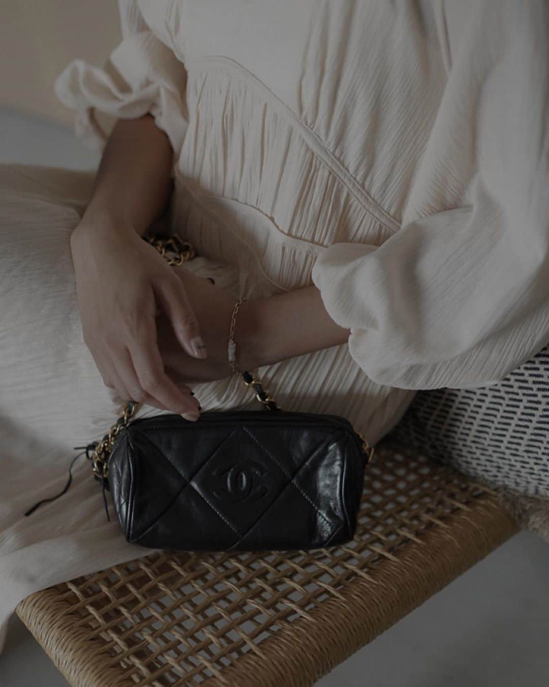 島野ミキのインスタグラム：「・  bag… @laxus__official / @chanelofficial  dress… @hash_buyers_market﻿ @hash_buyers_market ﻿サイトで 私がセレクトしたアイテムがみれるょ❤︎  #hashbuyersmarket#laxus#fashion#ootd#coordinate#アパレル #ファッションコーデ #トレンドコーデ #大人コーデ #大人カジュアル#今日のコーデ#お洒落さんと繋がりたい#ファッション#オシャレ#コーデ#シンプルコーデ #アパレル #ワンマイルウェア #ヴィンテージ#vintage#CHANEL#シャネル」