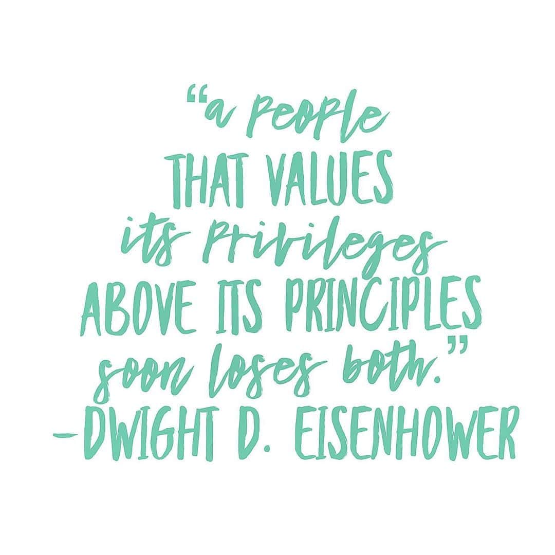 ブリアンナ・ブラウンのインスタグラム：「💜👊🏽 . . . . . . . #quoteoftheday #quotegram #quotestoliveby #dwighteisenhower #dwightdeisenhower #thenewhollywood #dogood #privilege #principles #quotelife」