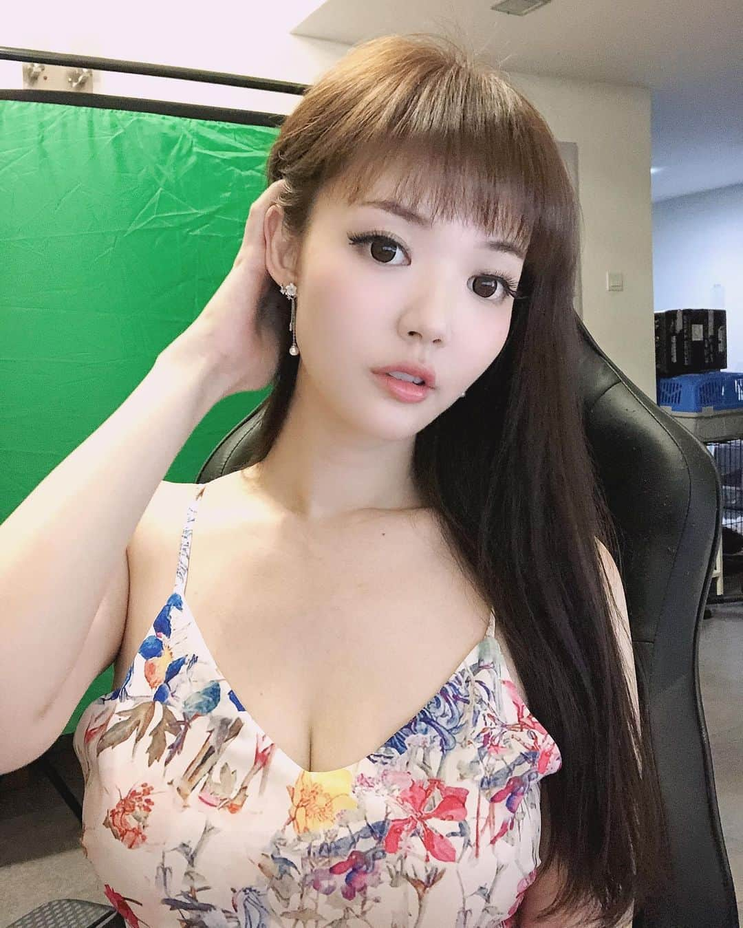 YingTzeさんのインスタグラム写真 - (YingTzeInstagram)「Streamer’s Life : Living with a Green Screen. 😂 _ I think I’m getting better at Among Us. But still sucks when I’m the Imposter. Thank God I’m almost always a Crewmate. 🌝👋🏻  p/s: I like how I can openly shout at ppl at this game 😝 _ #blessed #girlwithlonghair #gamermalaysia #facebookgaming #facebooklive」9月22日 10時45分 - yingtze