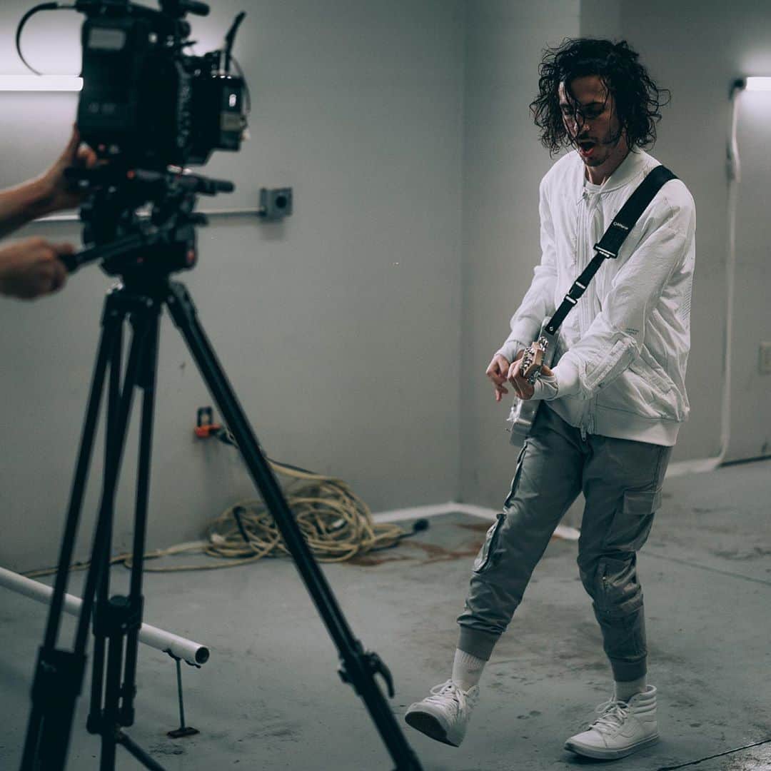 ブランドン・フーバーのインスタグラム：「One of my favorite music videos @crowntheempire has ever made 🙏🏻 Loved collaborating with @maxmoorefilms and bringing this song to life. Happy two year anniversary #whatiam」
