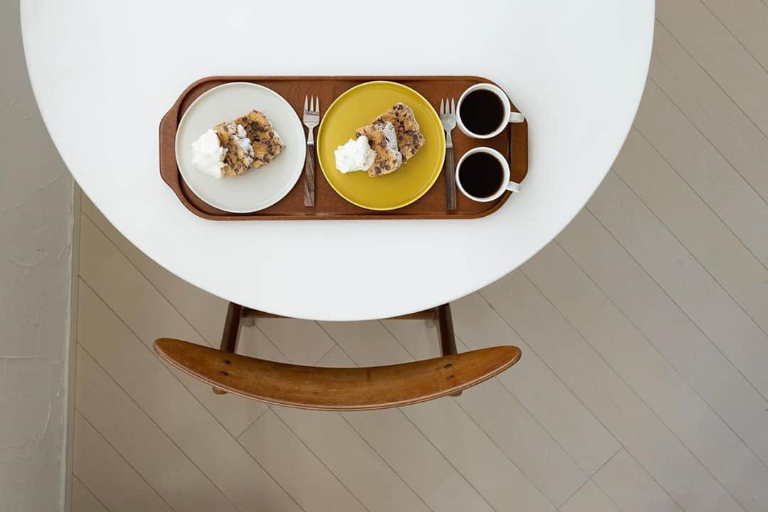 cafe_no_maのインスタグラム：「Sweet red bean & okara cakes . 小豆のおからケーキ ひさしぶりのお菓子づくり ・ スウェーデン製ビンテージトレイについて ▼ @cafenoma.style ・」