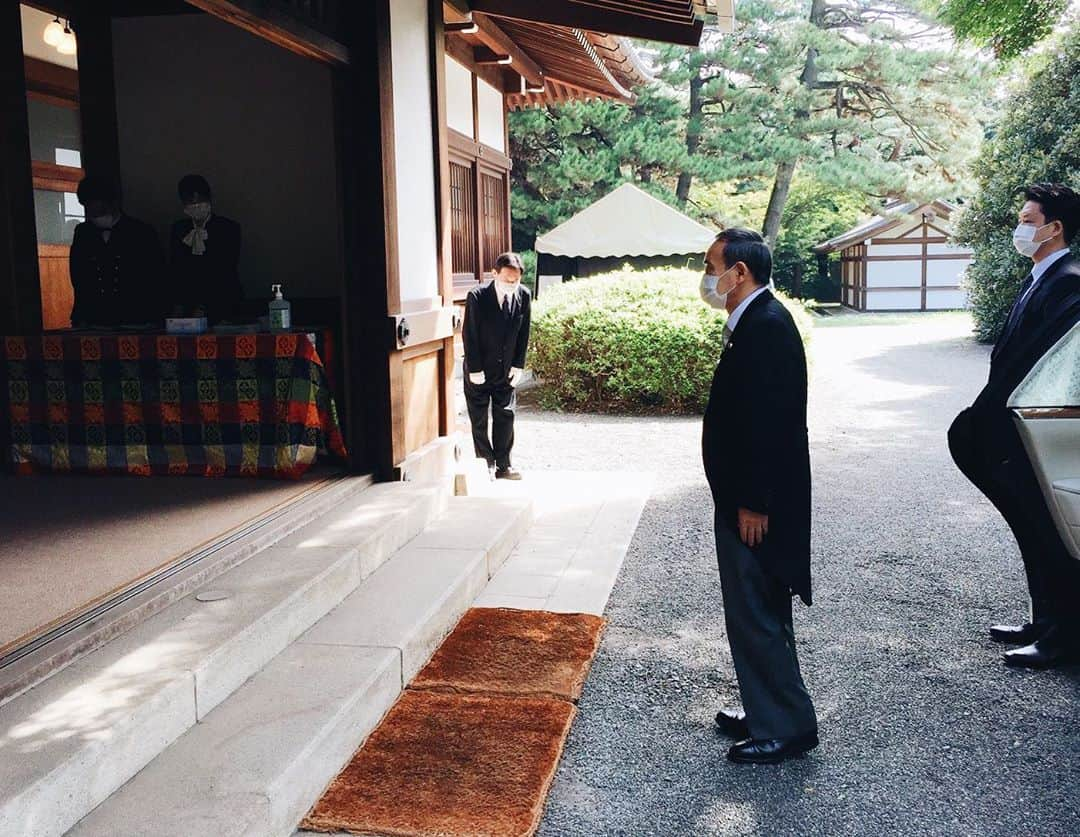 首相官邸さんのインスタグラム写真 - (首相官邸Instagram)「清々しい秋分の日の朝。宮中に参内し、秋季皇霊祭の儀、秋季神殿祭の儀に参列いたしました。 全国津々浦々、豊かな文化、長い伝統に彩られた国を造り上げてこられた先人に深く感謝の念を捧げるとともに、国家の安泰と皇室のさらなる弥栄をお祈りいたしました。  #秋分の日 #秋季神殿祭の儀 @suga.yoshihide」9月22日 10時40分 - kantei