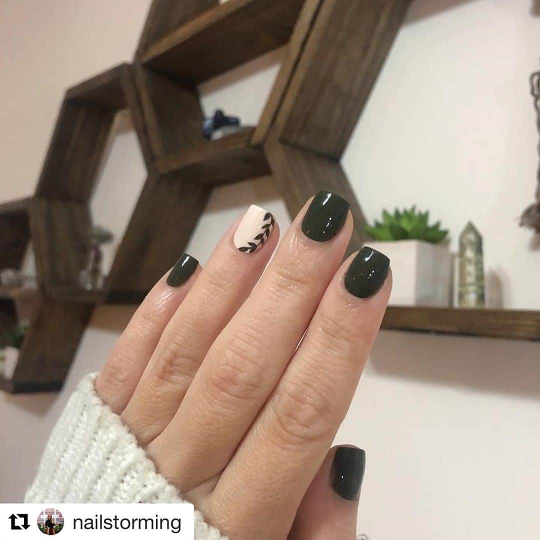 Nail Designsさんのインスタグラム写真 - (Nail DesignsInstagram)「Credit: @nailstorming  ・・・ Every time I paint leaves on my nails I remember that boys vs girls episode of Friends when phoebe asks their favorite thing about trees “We were looking for leafy - leeeeeafy!!“ 😂  - Products used: Base: “Be There in a Prosecco” @opi_professionals  Green: “Suzi First Lady of Nails” @opi  Top coat: @glistenandglow1」9月22日 10時40分 - nailartfeature