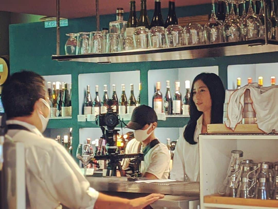 三浦瑠麗さんのインスタグラム写真 - (三浦瑠麗Instagram)「ロケで行きつけのレストランへ。オーナーソムリエのおすすめのボルドーをいただきます。彼が軽井沢に移住したきっかけなんかも聞きました。」9月22日 10時44分 - lullymiura