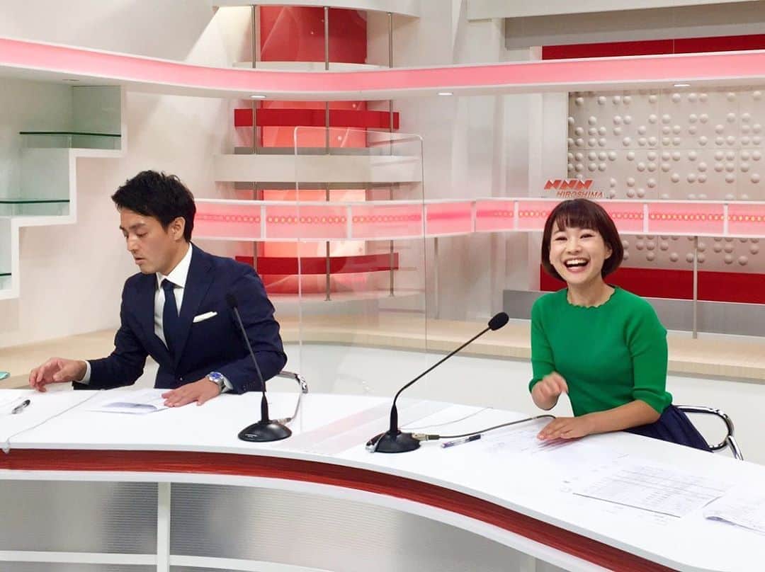 有田優理香のインスタグラム：「連休は大尊敬する宮脇パイセンとMCです🥰  一緒に写ってくれないなら、自分からフレームインすれば良いんだ！と思って近寄ったら全力で逃げられました。最後こけそうになってる姿が可愛かったです。笑  きょうこそは距離を縮めたいです。広テレニュースぜひご覧ください！  #広島テレビ　#アナウンス部 #宮脇靖知 #テレビ派 #どえすすぎる　#年中キープディスタンス」