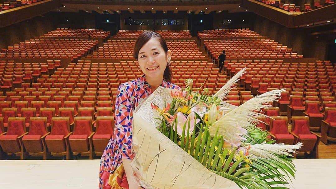 ティーナ・カリーナのインスタグラム：「9月の放送が、3年半リポーターを務めさせていただいた「みちのくコレクション」最後の出演でした😊  東北の魅力を沢山知る事ができた3年半。 楽しかった〜‼️  コーナーは新しいリポーターさんにバトンタッチして、まだまだ東北の魅力を発信していきます☺️ ご覧いただいた皆様、ありがとうございました✨  収録終わりで、みちコレに関わってくださっているチームの皆さんから立派な花束をいただきました💐  素晴らしいスタッフさんと一緒に番組を届けられた事、心から感謝しています😊 毎回のロケが楽しみでした✨  ブログも更新したので、良ければぜひ読んでください☺️  #やまぎん県民ホール  #みちのくコレクション #サタデーウォッチン #東北放送」