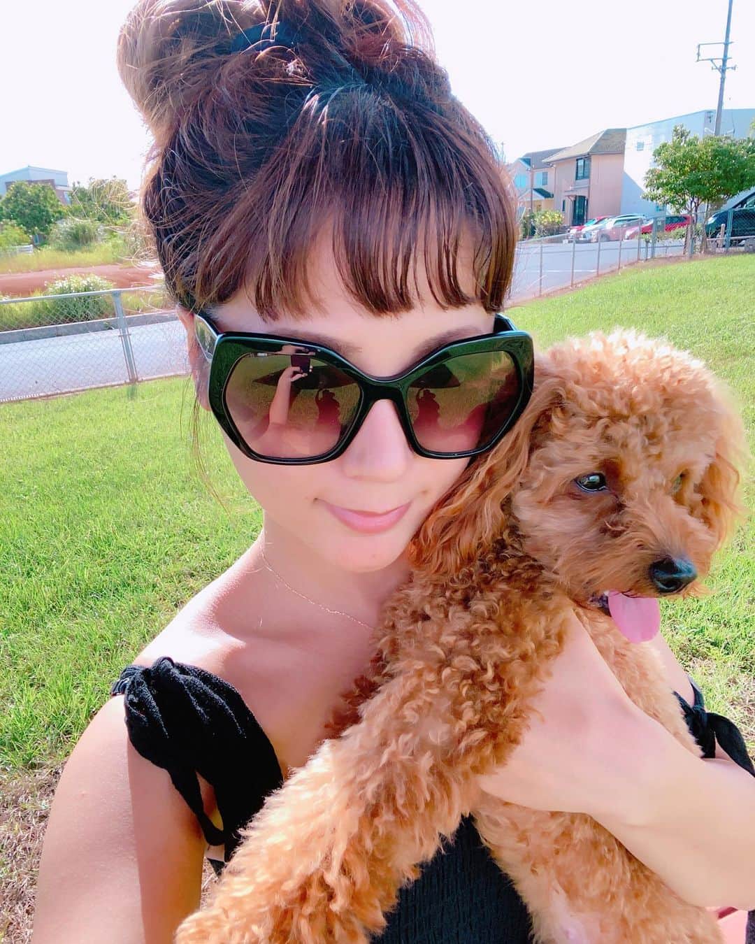 Arimeのインスタグラム：「ぉ家近く芝生広場でお散歩ちゅ　🐾　🐾　 天気良くて気持ち良い〜🐶☀️💕😆  #沖縄 #散歩 #わんこ #良い天気 #ピクニックしたい #ワンピース #アップヘア #トイプードル #モデル #わんこのいる生活 #芝生 #綺麗な海 #沖縄生活 #気持ち良い#アリメ」