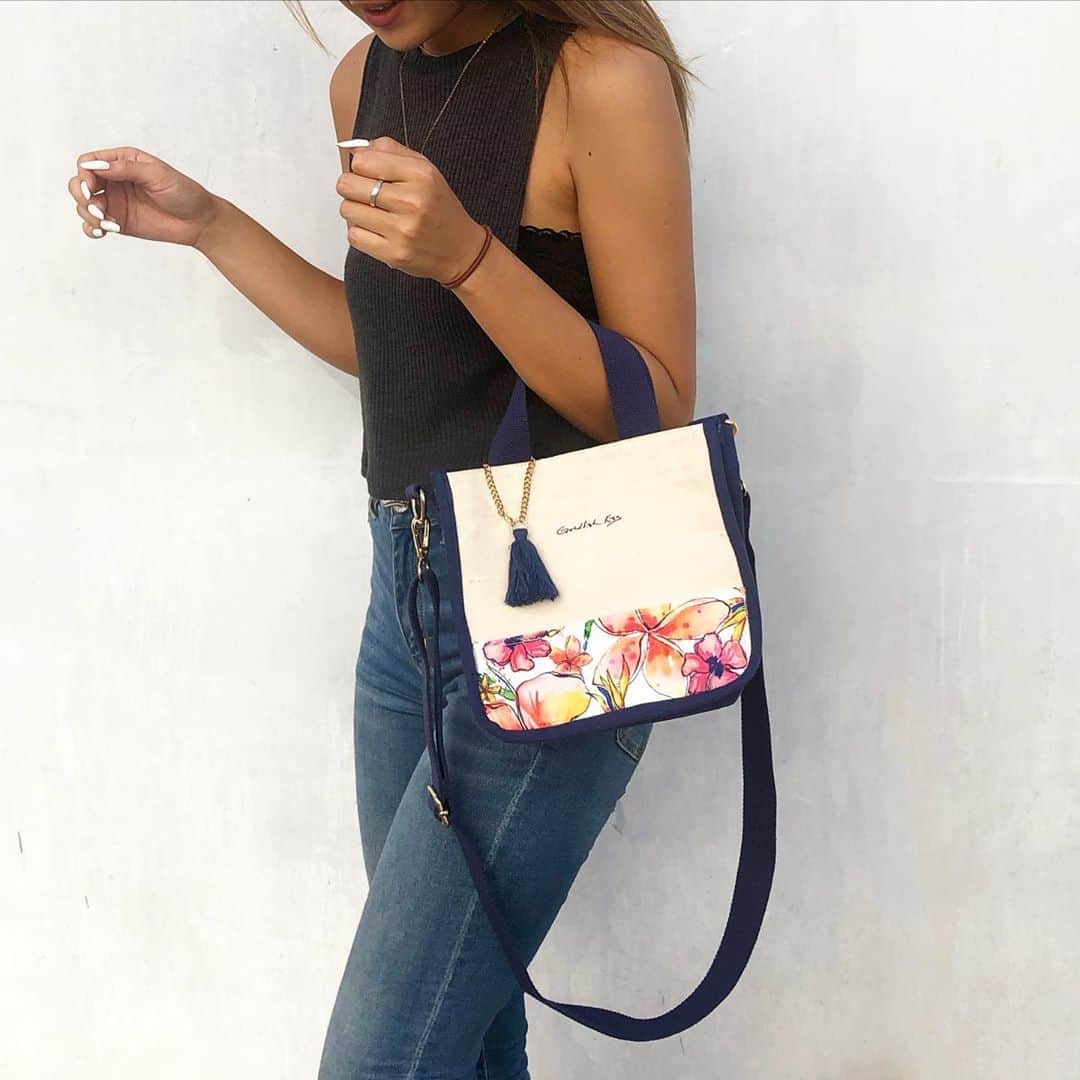 ラレイアのインスタグラム：「🌴 お買い物マラソンセールSTARTしました！ 今ならお得なクーポンを配布中😍🧡 4連休限定クーポンもお見逃しなく✨ ・ ・ ・ Goldfish Kiss @goldfish_kiss のアートデザインミニトート出ました😊✨ ・ ショルダー付きで斜めがけもOK🙆‍♀️💕 タッセル付きが可愛いです😍 ・ ・ ・  ---La Leia Precious Life(ラレイア)--- @laleia_official ・ 楽天市場店 https://www.rakuten.co.jp/laleia-p-life/ ・ au PAYマーケット店 https://wowma.jp/user/52666346 ・ ・ ・ #goldfishkiss #art#hawaii#aloha#surf#beach#laleia#ハワイ#フォトジェニック#インスタ映え#インスタ女子#アロハ#ビーチ#海を感じる雑貨#ラレイア#アート#ビーチガール#サーフスタイル#大人カジュアル#ゴールドフィッシュキス #ギフト#プレゼント#楽天 #ミニトート #コーデ #秋コーデ」