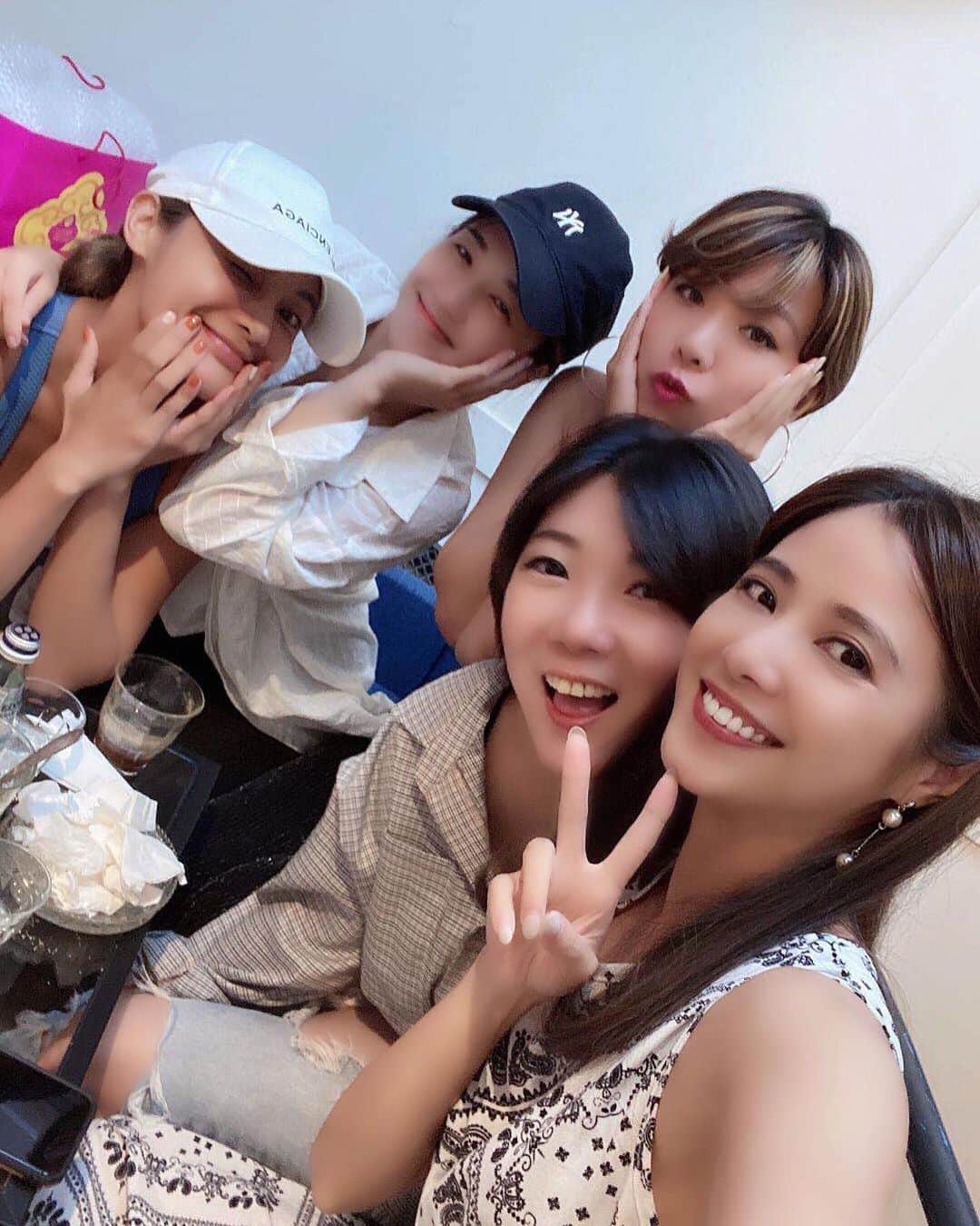 Miaのインスタグラム：「2020一切的變化都讓人突如其來，確實身為一個人類有時候會覺得身邊發生的事情總是理所當然！或許人總是要發生什麼才能醒悟才會珍惜～ 願我們都能變成一個可以溫暖別人的人 #感恩的心  #正向思考  #感謝有你們 #從開幕還沒來過的蒼蠅哥店 #西西里咖啡  #肉桂捲 #偷得浮生半日閒」
