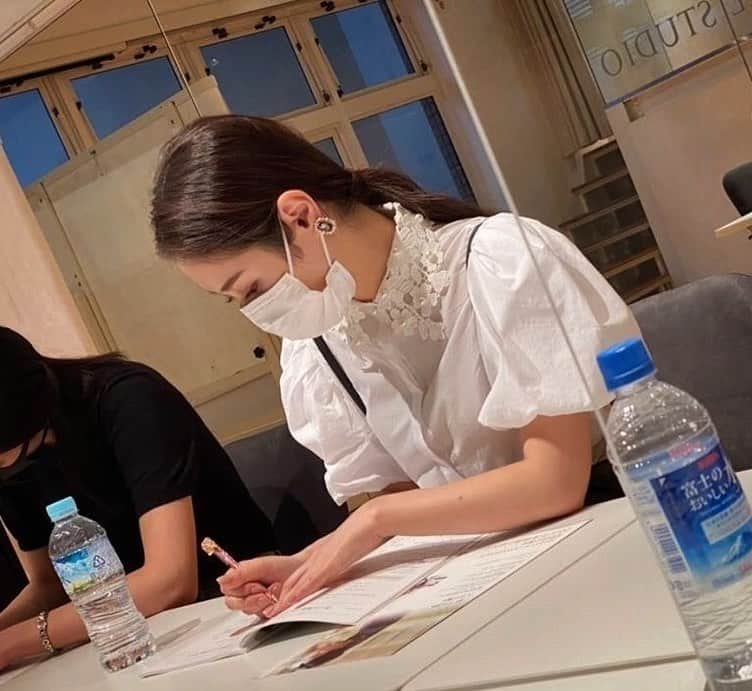 八尋莉那のインスタグラム：「ビューティーコンシェルジュのお勉強を始めました👩‍🏫🖋 美しく見える所作やボディメイキング、パーソナルブランディングについて学んでいきます。  以前ショーで歩いた際に、ウォーキングのご指導をしていただいた島田ひろみ先生と久しぶりにお会いできました🥰嬉 お写真3枚目の左の方がひろみさんで、右の方は協会長の山森さん✨  次回2回目の講座ではひろみさんからウォーキングを学ばせて頂きます💕楽しみ〜❣️」