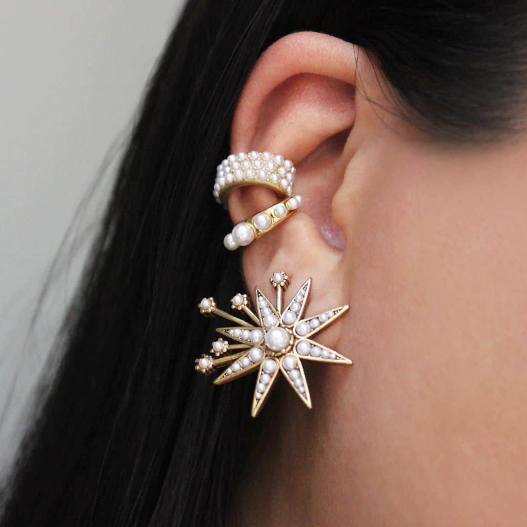 ルル フロストのインスタグラム：「Not your grandmother's pearls ^ we love these chic options that act as modern updates to a timeless look. Tap the photo to shop. #pearls #earstack #lulufrost」