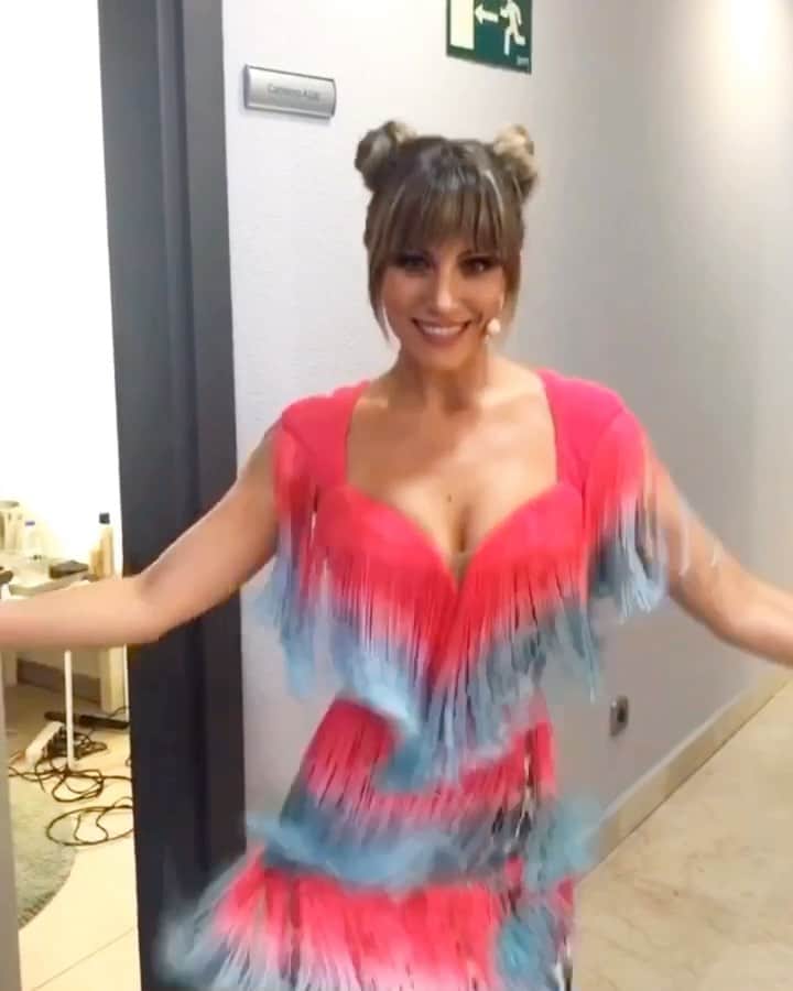 のインスタグラム：「Así de feliz estoy porque esta noche hay @idolkidsesp 🥰💖👏🏼 No os podéis perder el comienzo del programa de hoy... 🙊🏃🏼‍♀️💨💨👧🏼🧒🏻🤣🤣💖💖💖💖💖」