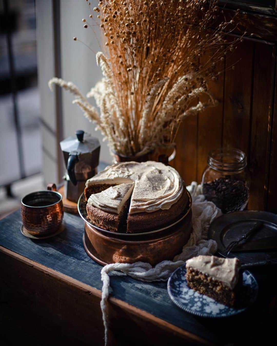 Saghar Setarehさんのインスタグラム写真 - (Saghar SetarehInstagram)「This is a walnut and cardamom cake to accompany your hot coffee that you’ve poured in your favorite mug, as you watch the first misty mornings of the new season from your window. ☕️ ⠀⠀⠀⠀⠀⠀⠀⠀⠀ The cream cheese goes exceptionally well with the walnut batter, and the cardamom gives a soft, but pleasant aroma, and the tiniest amount of espresso gives it a surprising kick. ⠀⠀⠀⠀⠀⠀⠀⠀⠀ Recipe developed for @wine_4_food . Go to their website to get it NOW. ⠀⠀⠀⠀⠀⠀⠀⠀⠀ ⠀⠀⠀⠀⠀⠀⠀⠀⠀ Also, a heartfelt thank you for all your warm messages about my grandfather. 🙏🏻🤍 ⠀⠀⠀⠀⠀⠀⠀⠀⠀ #LabNoonFood #FlavorsAndEncounters ⠀⠀⠀⠀⠀⠀⠀⠀⠀」9月22日 2時15分 - labnoon