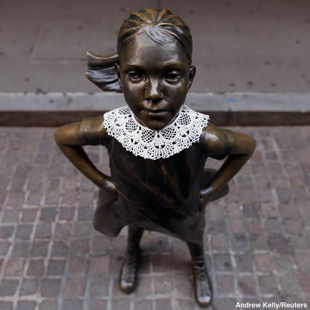 Good Morning Americaさんのインスタグラム写真 - (Good Morning AmericaInstagram)「A jabot collar is planned on the Fearless Girl statue in New York’s financial district in honor of the late Supreme Court Justice Ruth Bader Ginsburg. #RBG」9月22日 2時16分 - goodmorningamerica