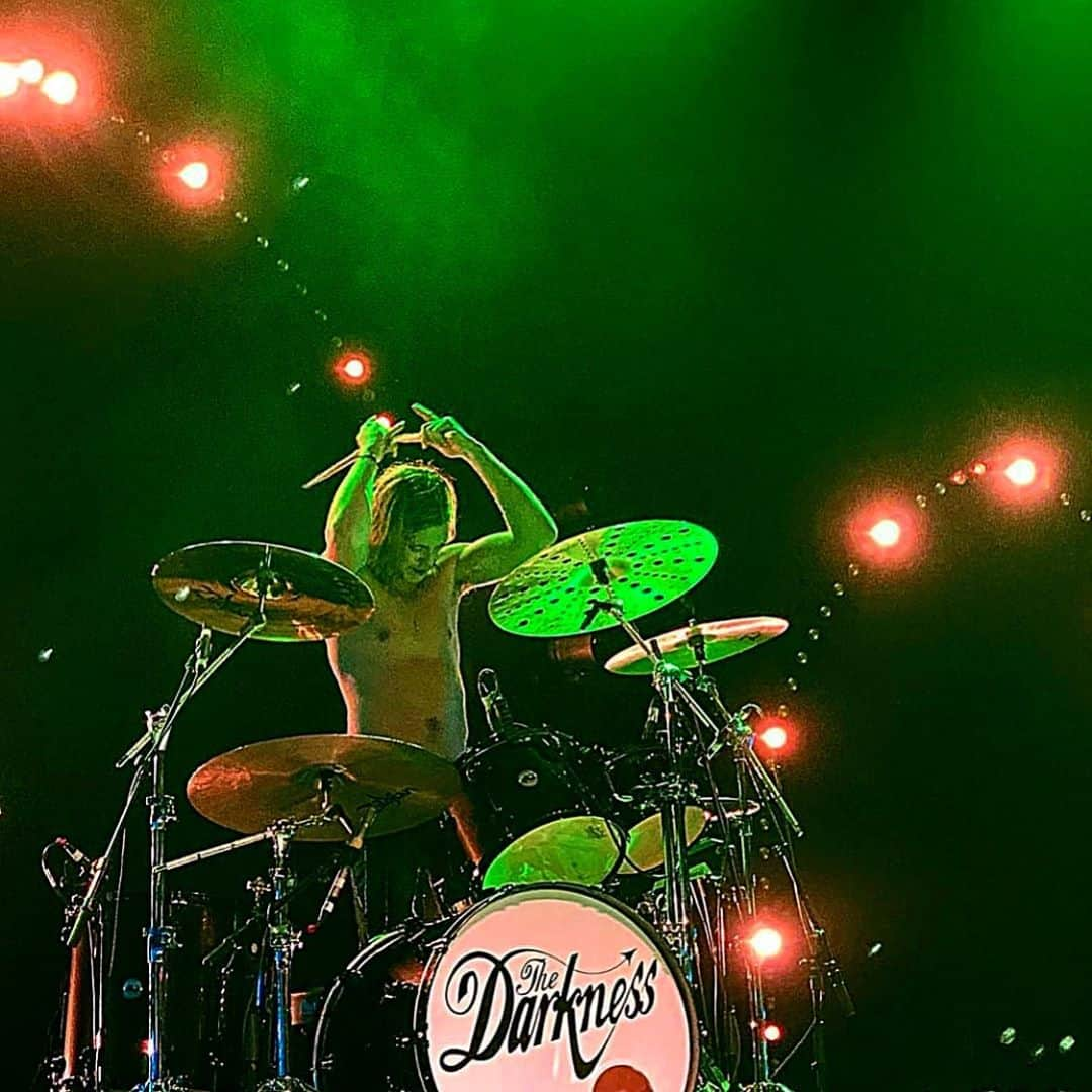 ルーファス・テイラーのインスタグラム：「Miss the office. #thedarkness  📸 - @sstrgrl」