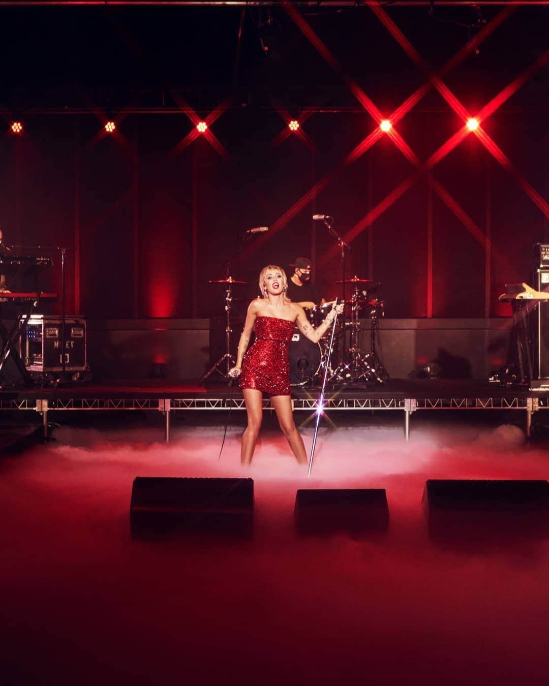 ジャンポール・ゴルチエさんのインスタグラム写真 - (ジャンポール・ゴルチエInstagram)「American pop singer @mileycyrus in a #GaultierParis #AW13 red Swarovski crystal mini dress performing a cover of @hallandoatesofficial’s classic “Maneater” on @fallontonight show. ⁠ #JeanPaulGaultier #MileyCyrus #FallonTonight」9月22日 2時30分 - jeanpaulgaultier
