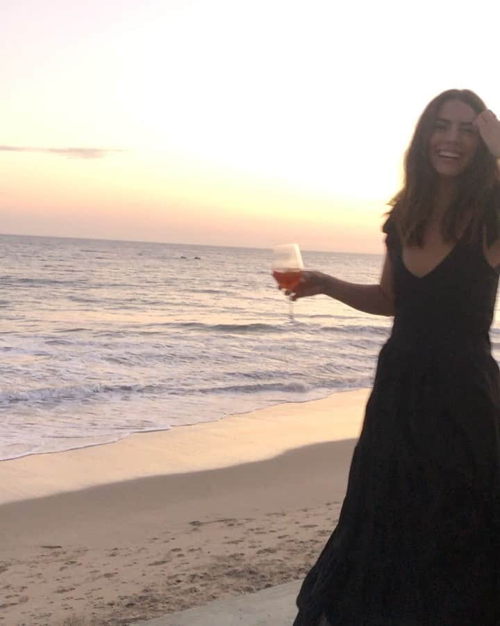 のインスタグラム：「Ok, one more twirl 💃🏽 What a crazy year this has been, the world feels like it’s ending at times and yet I get to be surrounded by amazing people with really big hearts. Feeling quite lucky and dare I say, hopeful ❤️ // Que tremendo este año ha sido, a pesar de que siento que a veces el mundo se está acabando tengo la suerte de estar rodeada de gente increíble con corazones enormes, sintiéndome muy agradecida de las cosas buenas y simples de la vida en este cumpleaños , extrañando a mi 🇨🇱 mucho.」