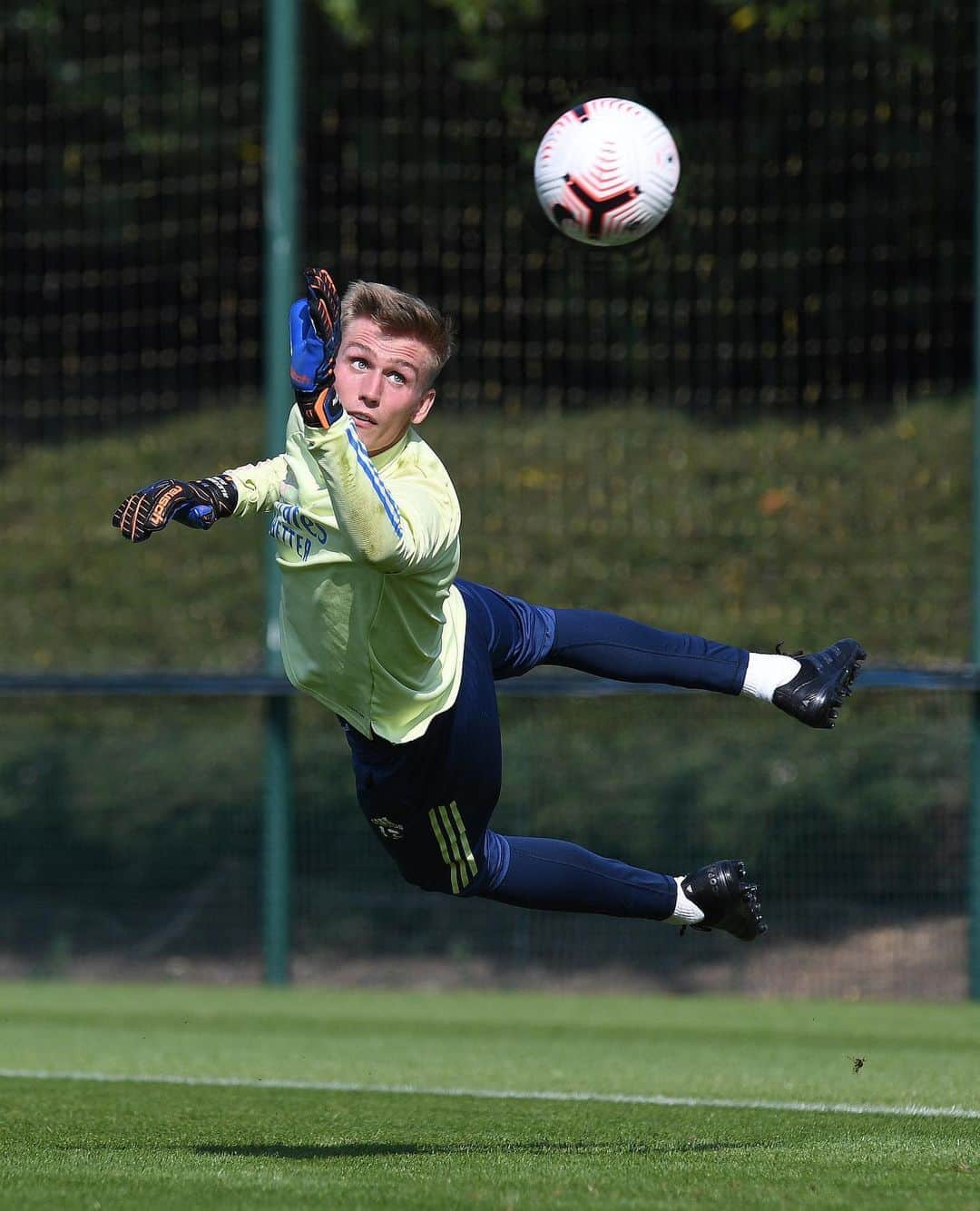 アーセナルFCさんのインスタグラム写真 - (アーセナルFCInstagram)「Straight down to work 👊 👐⁠⠀ ⁠⠀ #Runarsson #Arsenal #Iceland #AFC #training」9月22日 2時41分 - arsenal