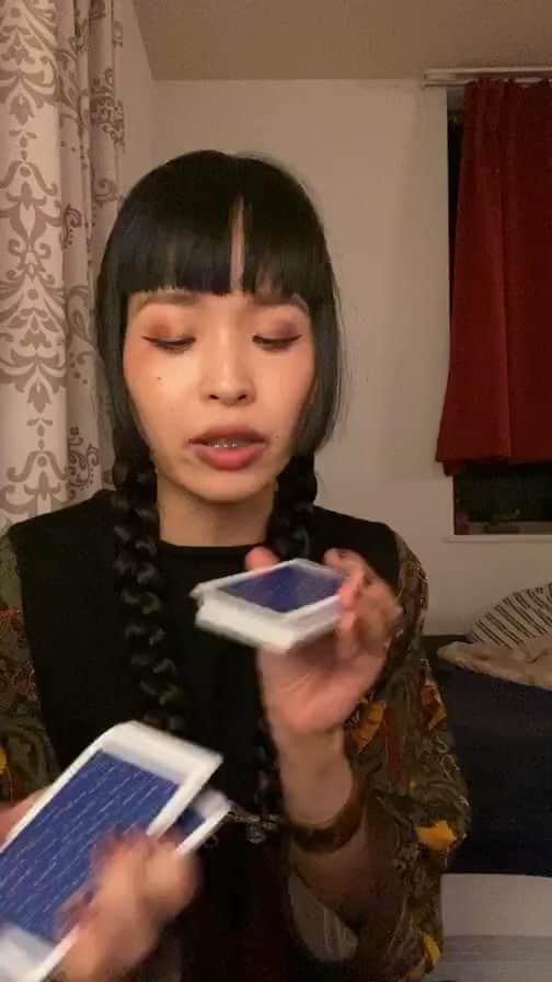 小春のインスタグラム：「インチキタロットは如何ですか」