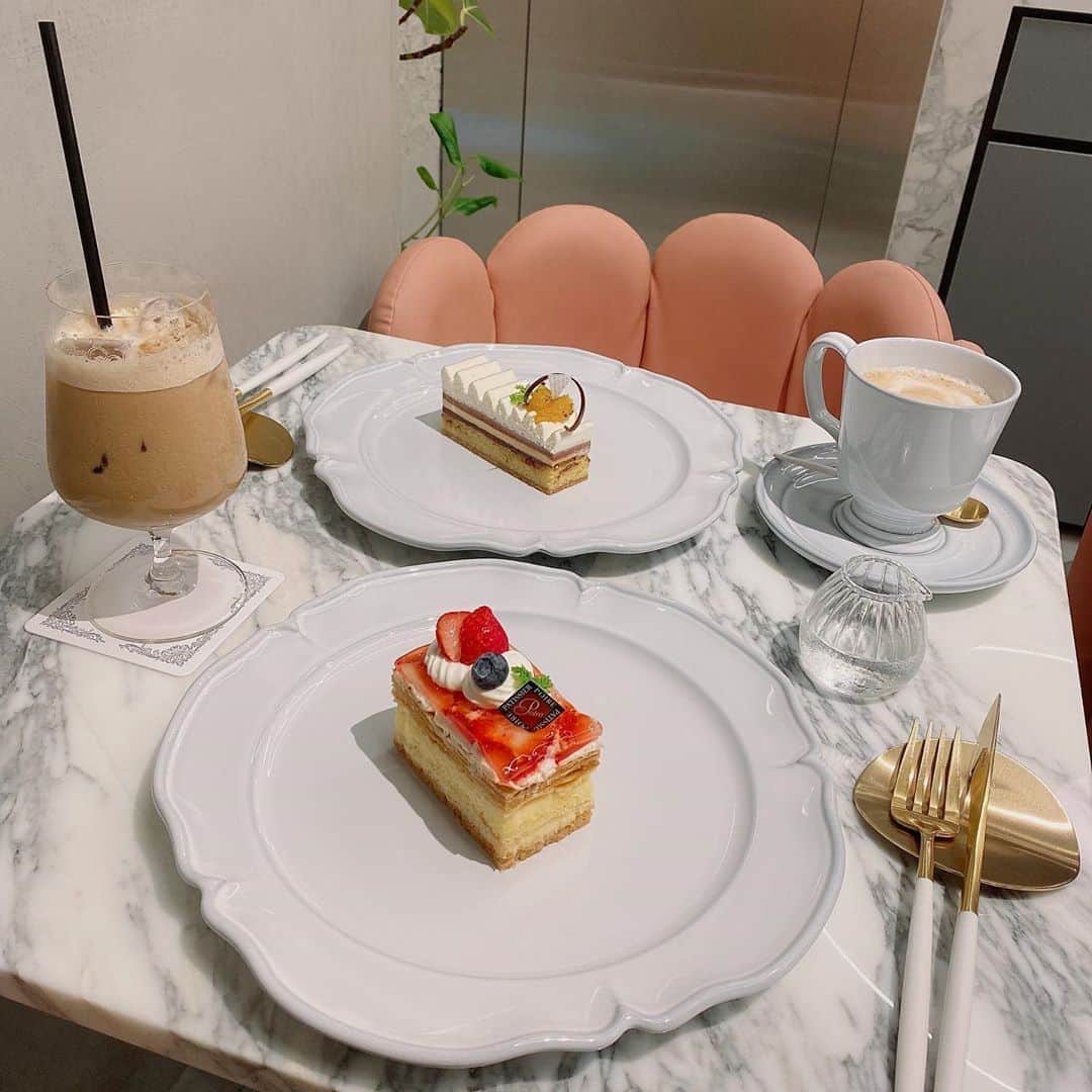 ひなたまりんさんのインスタグラム写真 - (ひなたまりんInstagram)「バタバタで気になってた カフェはラストオーダー終わってて 夜遅くまでやってるカフェ探したよ🥺 苺のミルフィーユが美味しかった！ 北新地だから綺麗な出勤前のお姉さんたち 見ながらお茶できました🙏🏻 #poireambassador #oosaka #ポアールドジュネス #大阪カフェ #北新地カフェ #堂島カフェ」9月22日 2時47分 - hinata_marin_