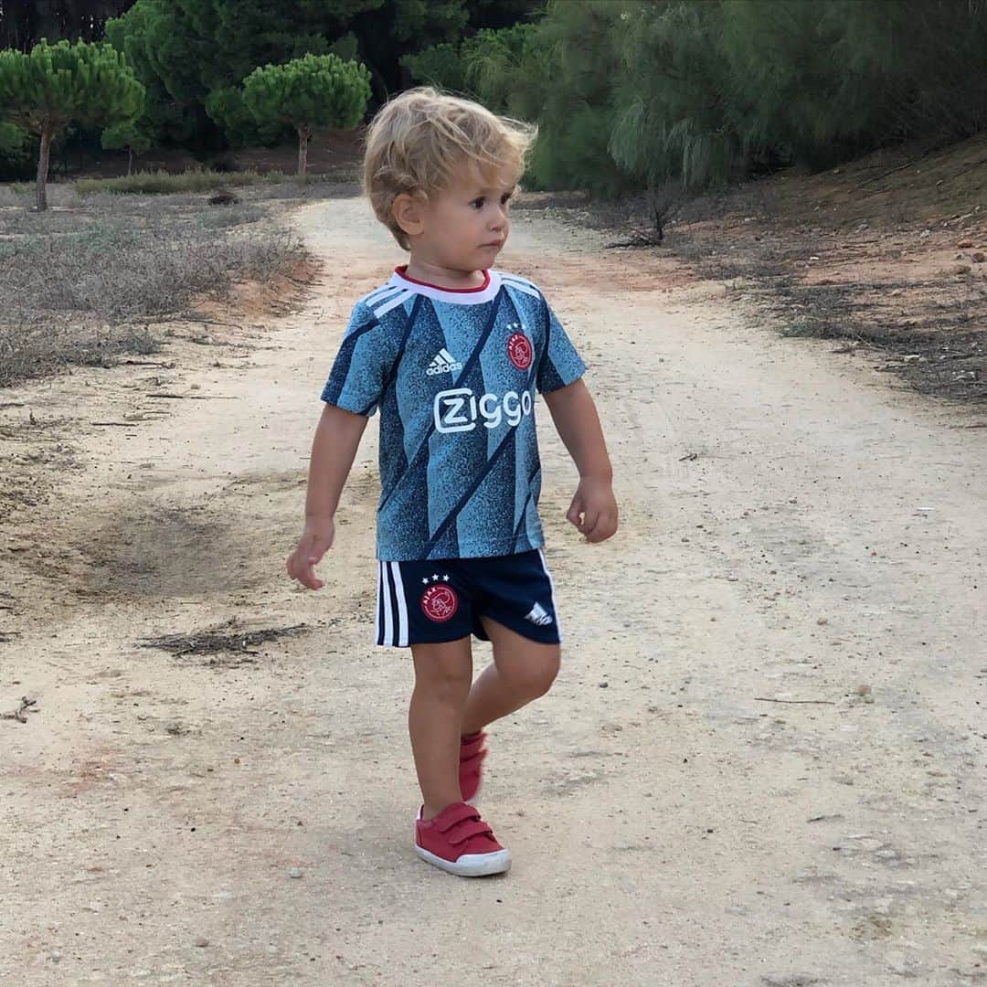アレハンドロ・フェルナンデス・イグレシアスのインスタグラム：「⚽️ ☺️」