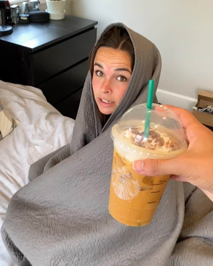 Brent Riveraのインスタグラム：「Pumpkin Spice Lattes are the way to a girl’s heart 😂❤ download the @Starbucks app to get your own #StarbucksAmbassador」
