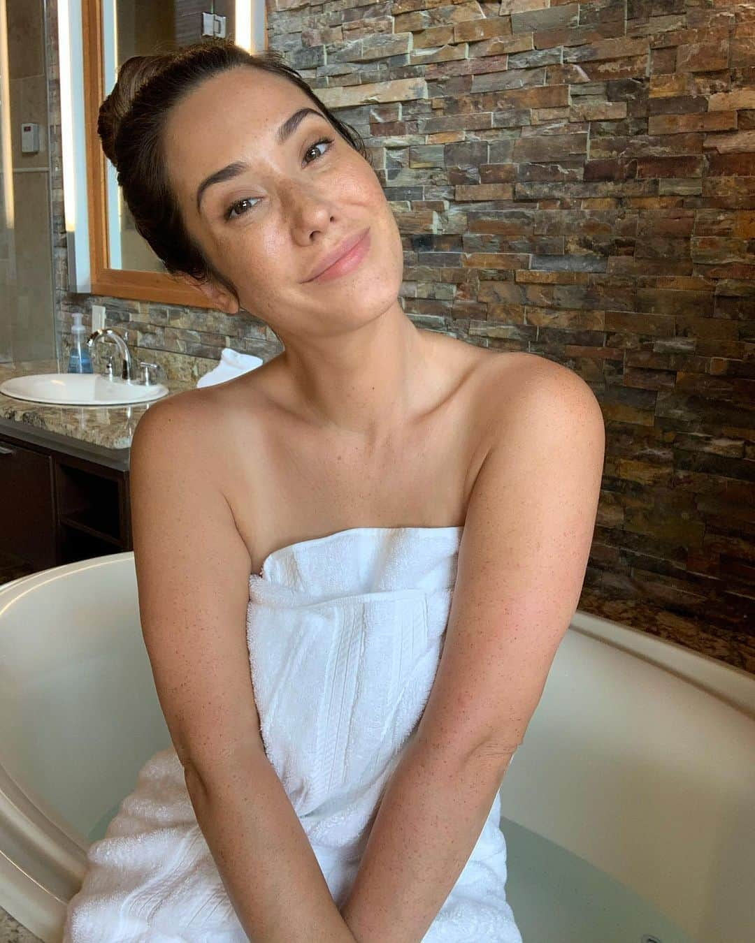 Eva Loviaさんのインスタグラム写真 - (Eva LoviaInstagram)「It was nice to have a proper tub on our mini trip. Baths are hands down my favorite way to relax. How do you unwind?」9月22日 2時56分 - evalovia