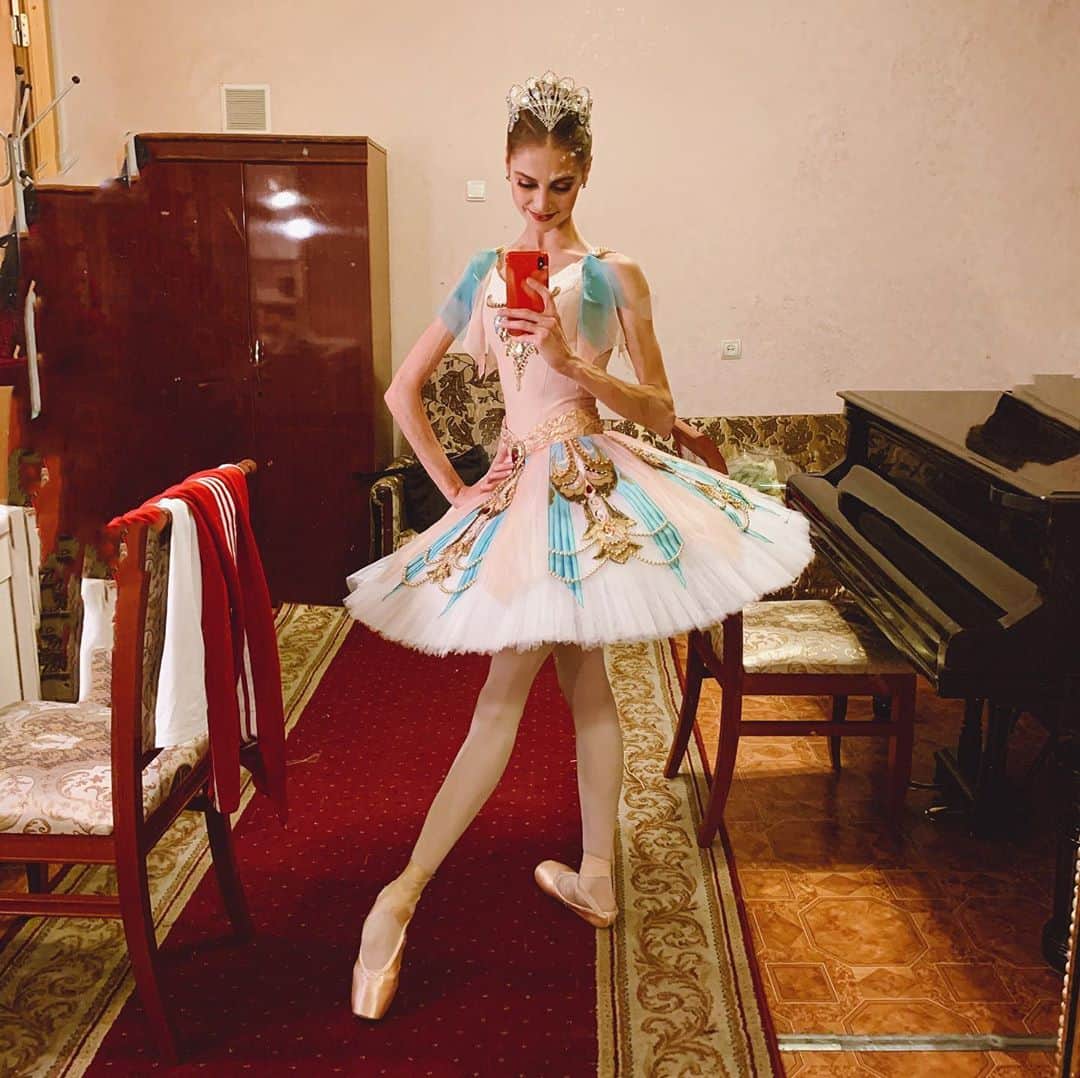 ダリア・イオノワのインスタグラム：「Unforgettable evening ♥️ Premiere of Gulnara in «Le Corsaire» 👑 // Photo after the performance with my coach Margarita Kullik by @lavr.burin 💐 Handmade diadema by my mommy @koronkionki 💗  _______________________________________  #spb #saintpetersburg #mariinsky #mariinskytheatre #mariinskyballet #mariinskydancer #vaganovastudents #ballet」