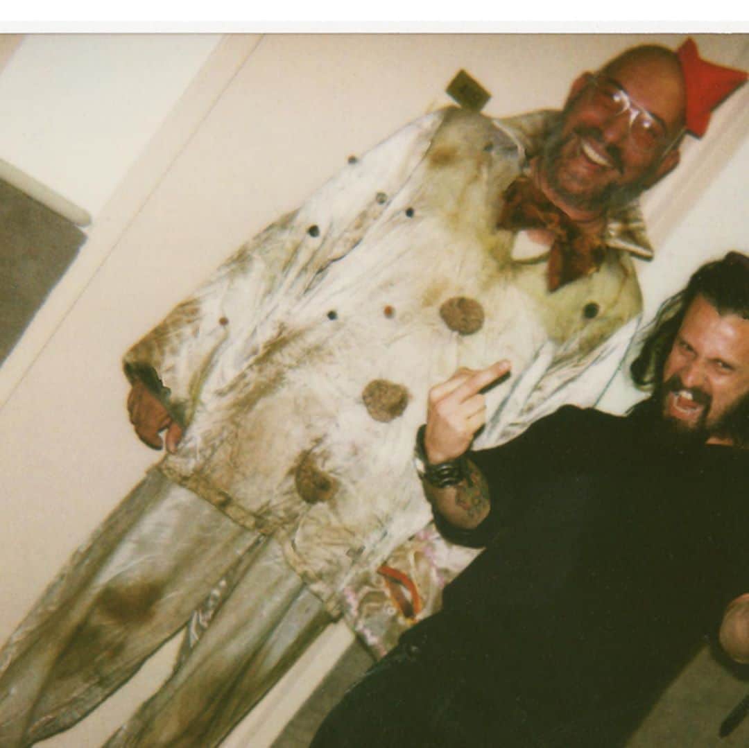 ロブ・ゾンビのインスタグラム：「Been one year since our old buddy Sid left us. Hopefully Spaulding will keep him alive for the next generation to enjoy his work. Pic 1 is our first meeting for his Spaulding wardrobe fitting back in 2000 . Second pic is from 2005 shooting the The Devil’s Rejects and finally our last time together shooting his scene in 3 From Hell on March 14, 2018.  #sidhaig #houseof1000corpses #thedevilsrejects #3fromhell  #robzombie」