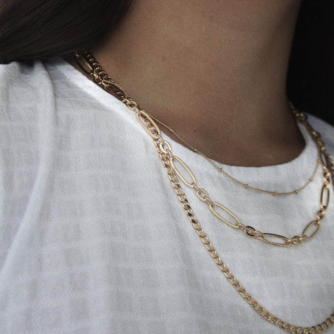 のインスタグラム：「The hardest part is choosing what to pair together, so we did it for you ❤️ @vanessaroseblair in our new multi layer chains. 〰️ #oreliajewellery. . . . . #aw20 #necklacelayering #layeredneckwear #layeringgoals #chunkychains」