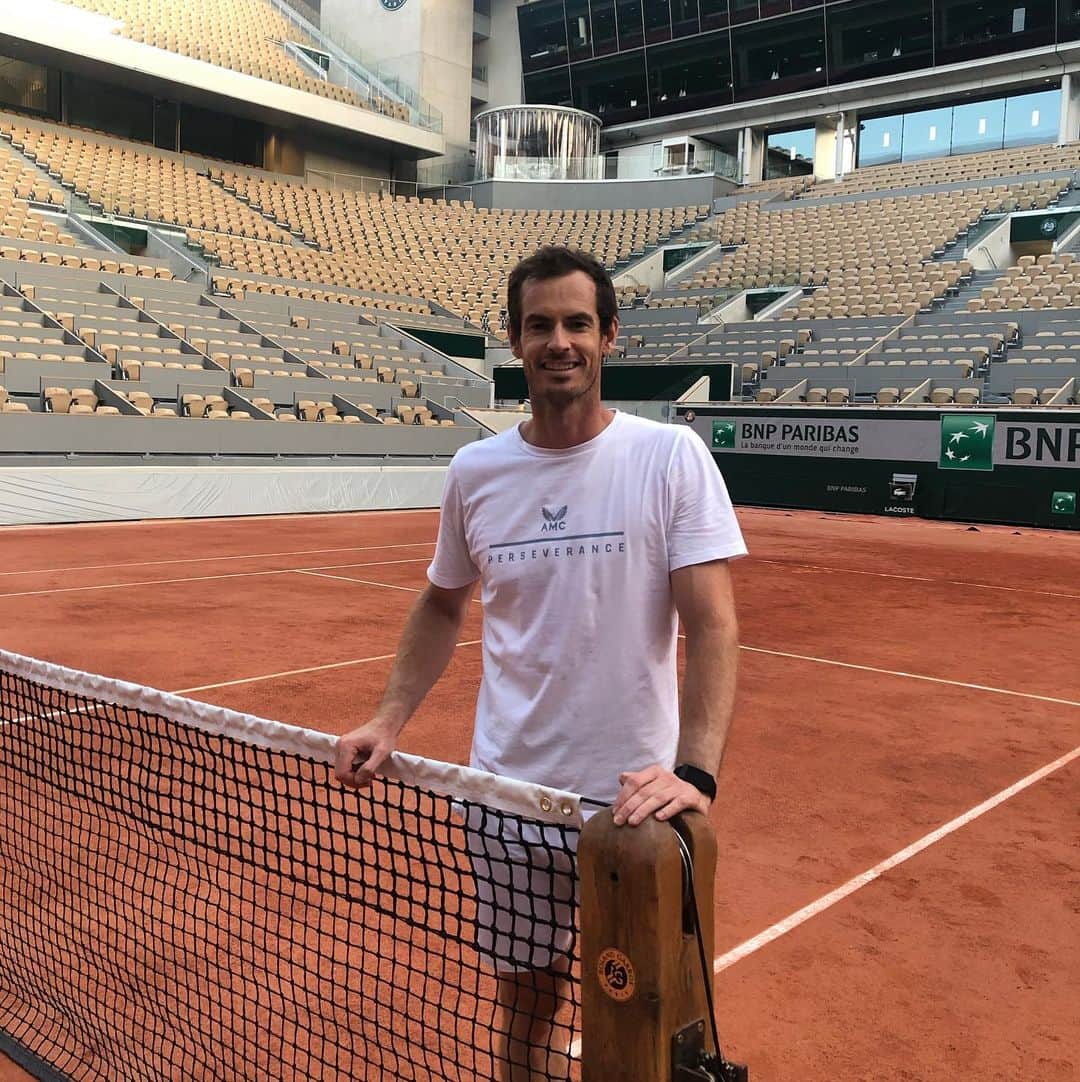 アンディ・マレーのインスタグラム：「Been a long journey to get back on Court Philipe Chatrier.  3 and half years since I played @stanwawrinka85 in a brutal 5 set semi final which turned out to be the end of my hip.  It was a pleasure to be back @rolandgarros and a huge thank you to the @fftennis for giving me the opportunity to play here again 🙏  The new stadium with the roof looks amazing and all the changes and improvements they have made for the players is much appreciated👍  @castore_sportswear  @headtennis_official  #tennis #paris」