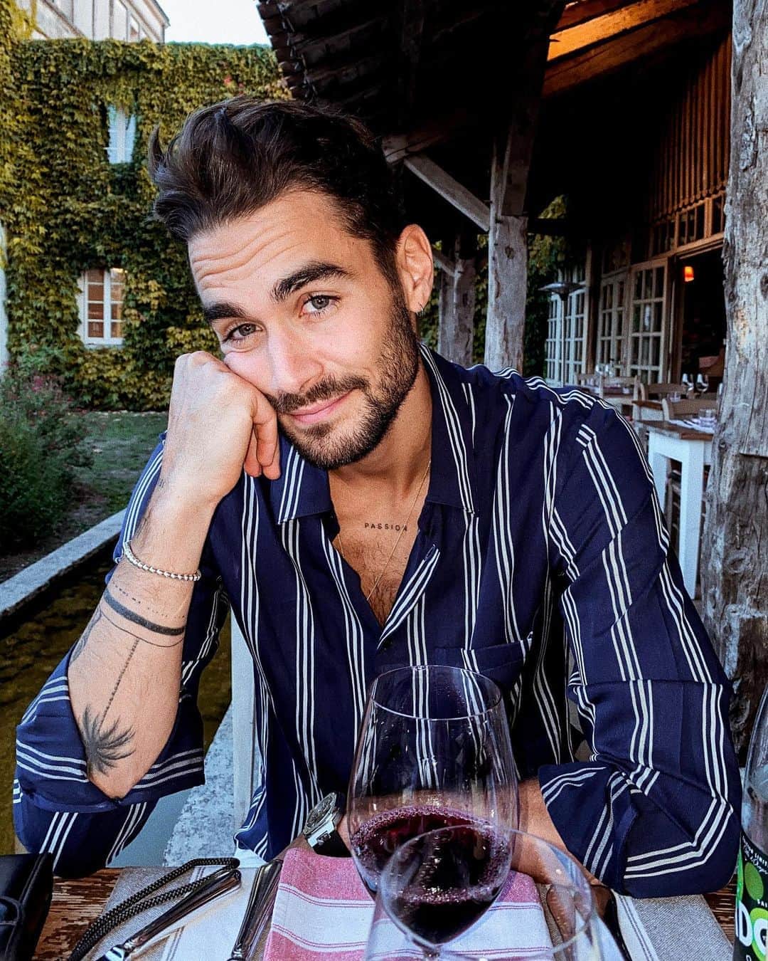 NICOLAS SIMOESのインスタグラム：「One glass of wine please 😎」