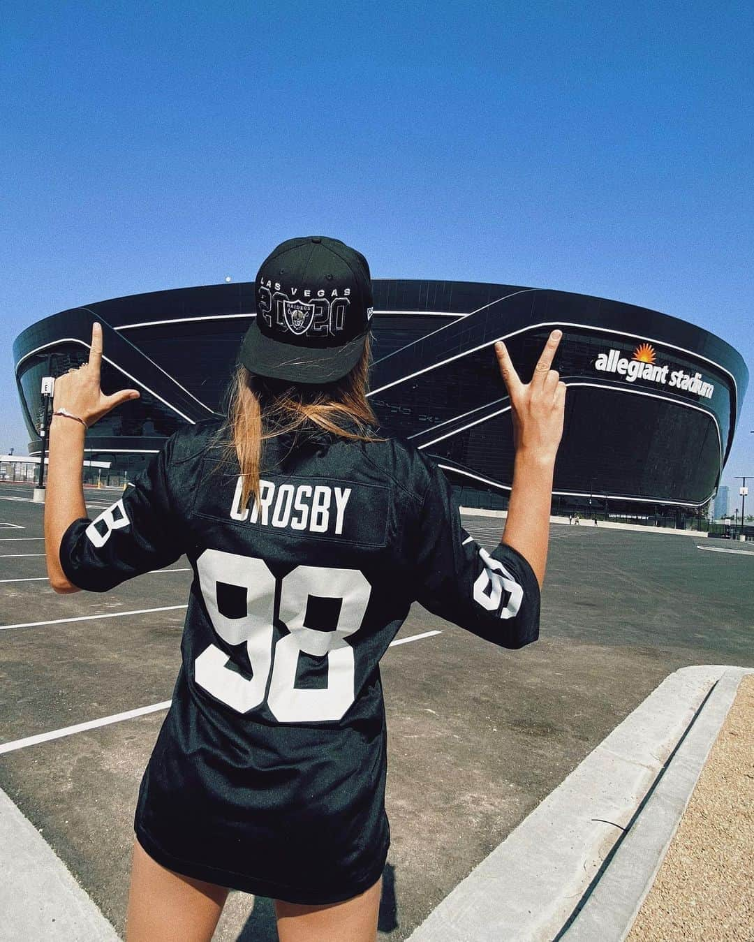 ジョセフィン・スクリヴァーさんのインスタグラム写真 - (ジョセフィン・スクリヴァーInstagram)「First home game ever in Vegas! Had to  show love to our new incredible stadium !!!!!!!!!! 🏟🏈☠️ @raiders LET’S GET THAT W ! #raidernation」9月22日 3時17分 - josephineskriver