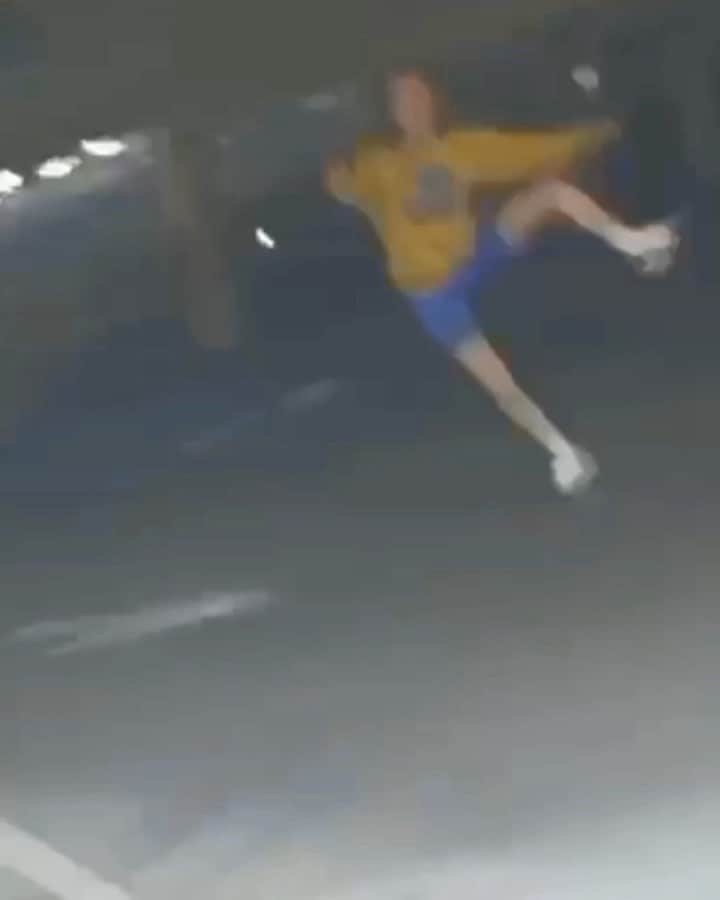 ゾーイ・ドゥイッチのインスタグラム：「another day another parking garage performance 🦀」