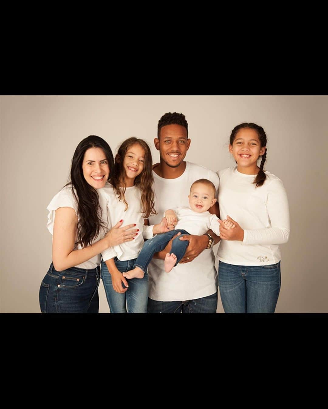 ウェリントン・ルイス・デ・ソウザさんのインスタグラム写真 - (ウェリントン・ルイス・デ・ソウザInstagram)「Parabéns meu amor. Deus uniu os nossos caminhos  para sempre e é uma honra  estar ao seu lado para acompanhar mais um ano da sua vida.  Minha amada esposa, que seu dia  seja abençoado e repleto de alegrias.  Saiba que estarei sempre ao seu lado te amando muito.   Que seu aniversário seja especial  como deve ser e que possamos estar  em harmonia neste seu novo ano.  Amo você do fundo do meu coração  e desejo um aniversário repleto de  sorrisos e alegrias. 😍😍😍🎂🎂🎂🎊🎊🎉🎉🎉」9月22日 3時37分 - wellington_tanque