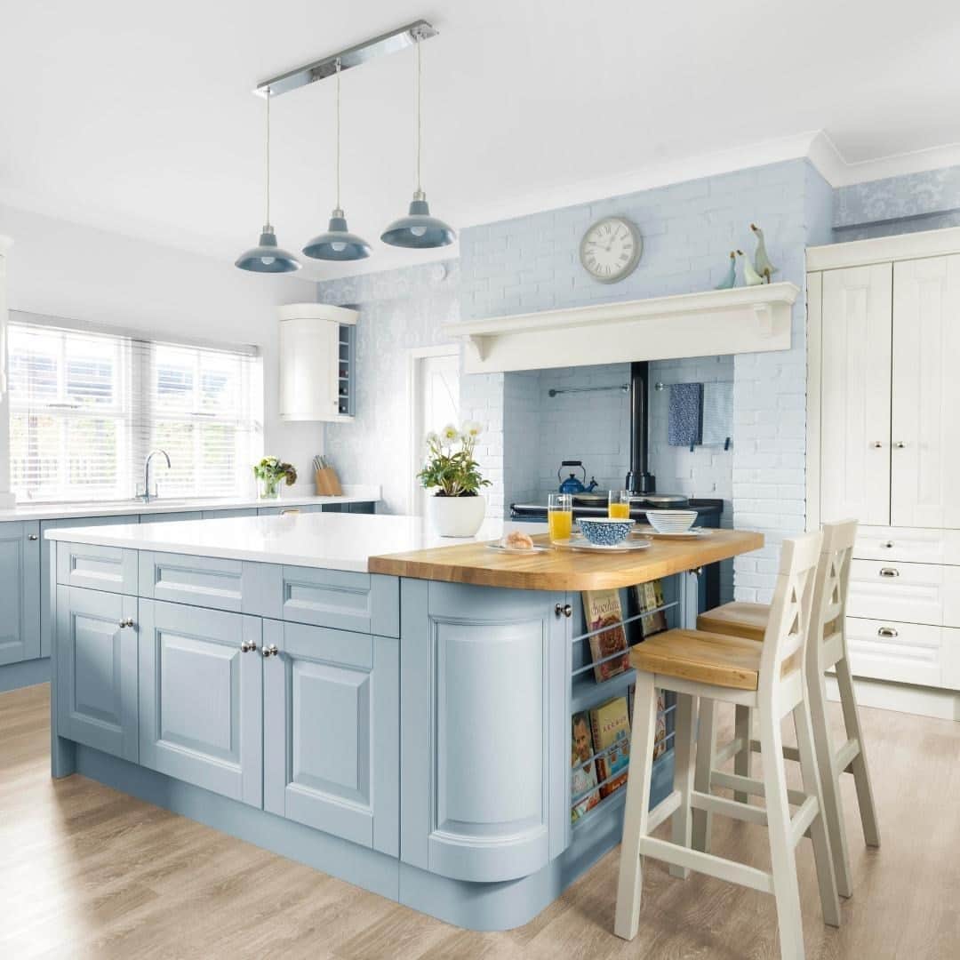 のインスタグラム：「As we spend more times in our homes than ever before, it’s essential that we make the most of the space we have. ⁣ ⁣ Laura Ashley Kitchens are created for you and your home, and are completely customisable to suit your personal lifestyle needs.⁣ ⁣ Inspired by classic period townhouses, the cool neutral colours of this Bedale kitchen echo classic Laura Ashley patterns. ⁣ ⁣ Find your nearest retailer today to discuss your dream kitchen. @lauraashleykitchens」