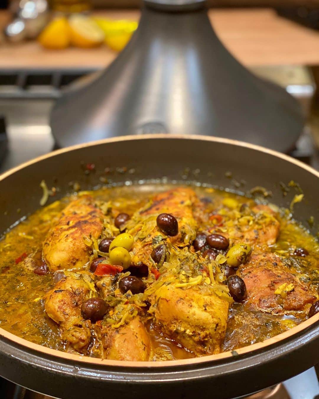 レイチェル・レイさんのインスタグラム写真 - (レイチェル・レイInstagram)「@johnmcusimano made mint tea martinis 🍸 this weekend...naturally, that meant Moroccan chicken tagine w preserved lemon and olives to accompany 😏 — “Naturally” 💁🏻‍♀️」9月22日 3時31分 - rachaelray