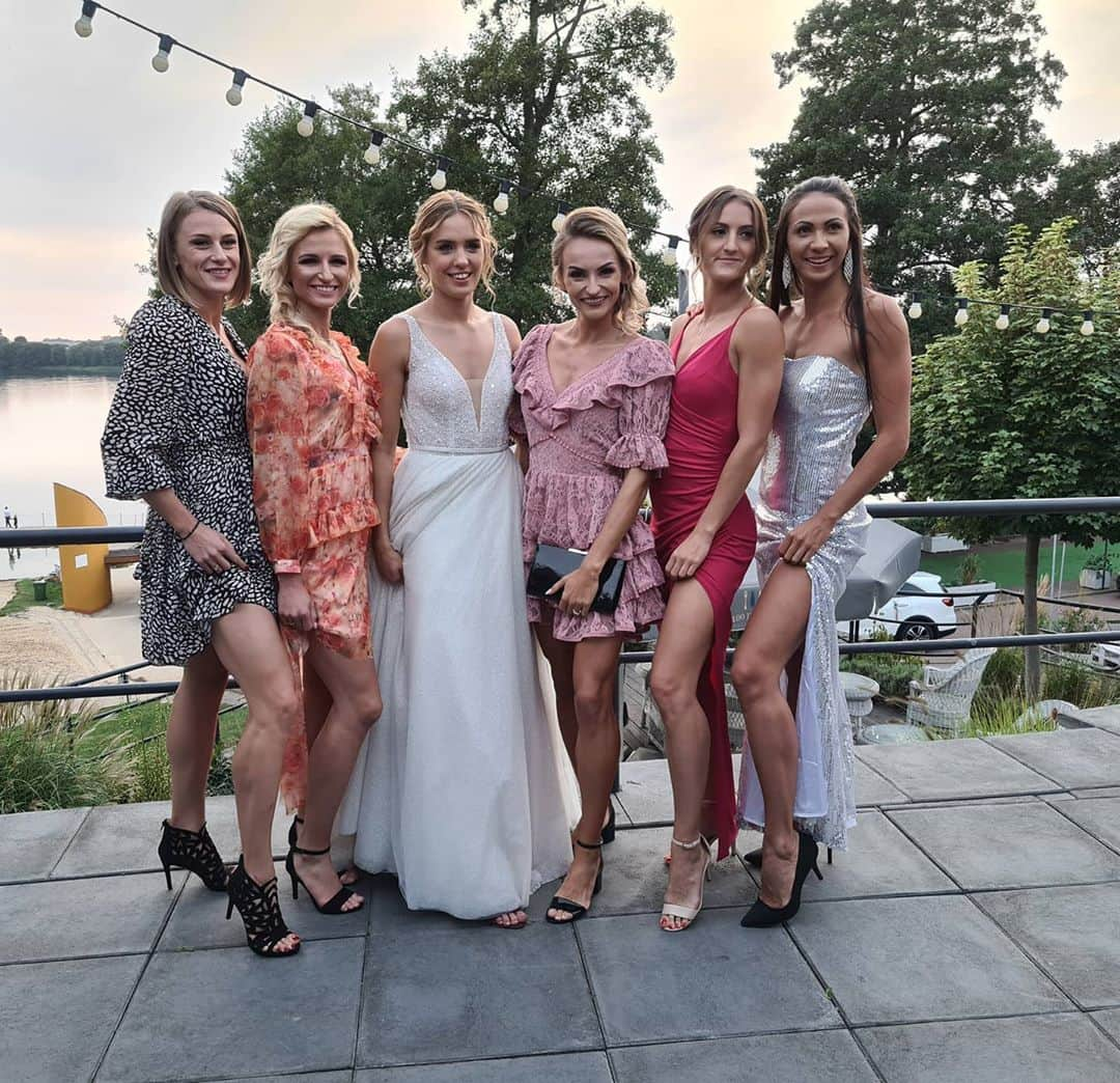 ユスティナ・シュエンテさんのインスタグラム写真 - (ユスティナ・シュエンテInstagram)「Wedding party with my girls 💖  #wedding #party #weddingdress #heels #makeup #hairstyle #bag #smile #happy #girls #friends #moments」9月22日 3時33分 - justyna.swiety.ersetic