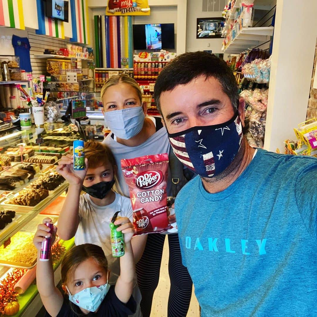 バッバ・ワトソンのインスタグラム：「Thankful that @bubbasweetspot was not damaged during #HurricaneSally and has already reopened... we definitely had to stop by to be sure though! 🤪🍭🍫🍦」